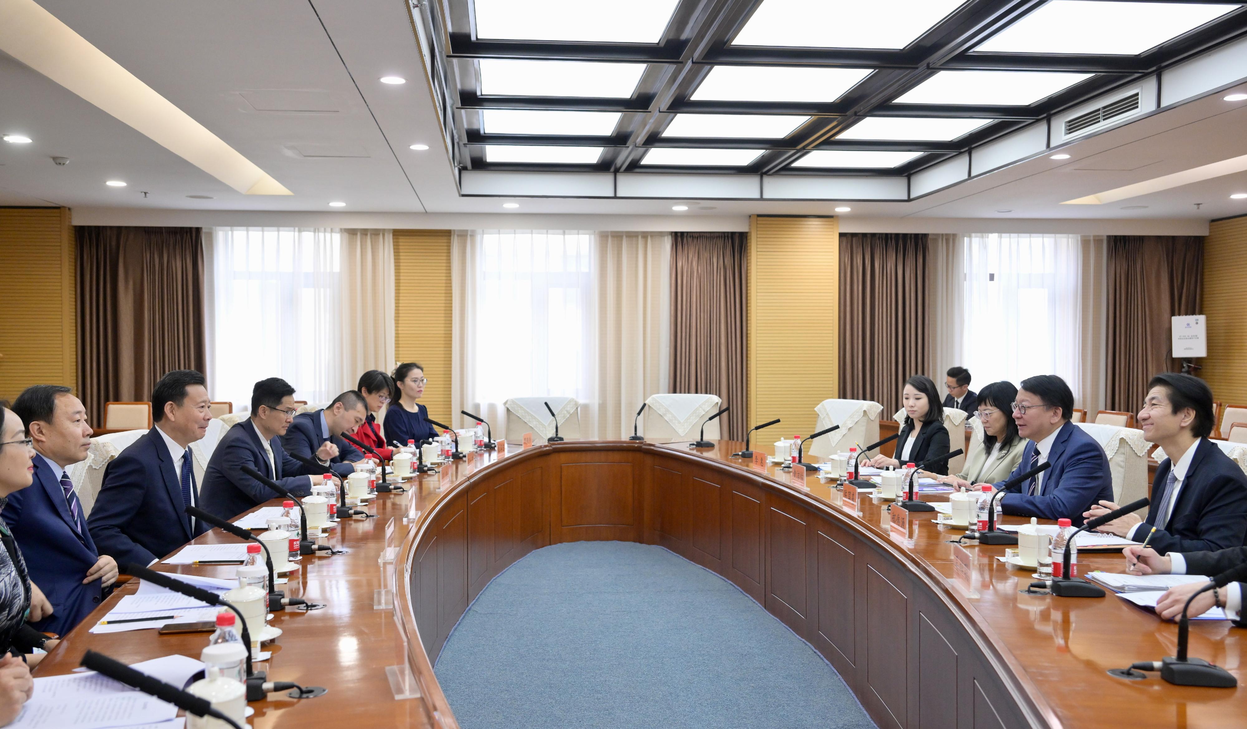The Chief Secretary for Administration, Mr Chan Kwok-ki (second right), meets with Vice-Minister of Culture and Tourism and Administrator of the National Cultural Heritage Administration, Mr Li Qun (third left), in Beijing today (April 27). Also attending the meeting is the Director of the Office of the Government of the Hong Kong Special Administrative Region in Beijing, Mr Rex Chang (first right). 
