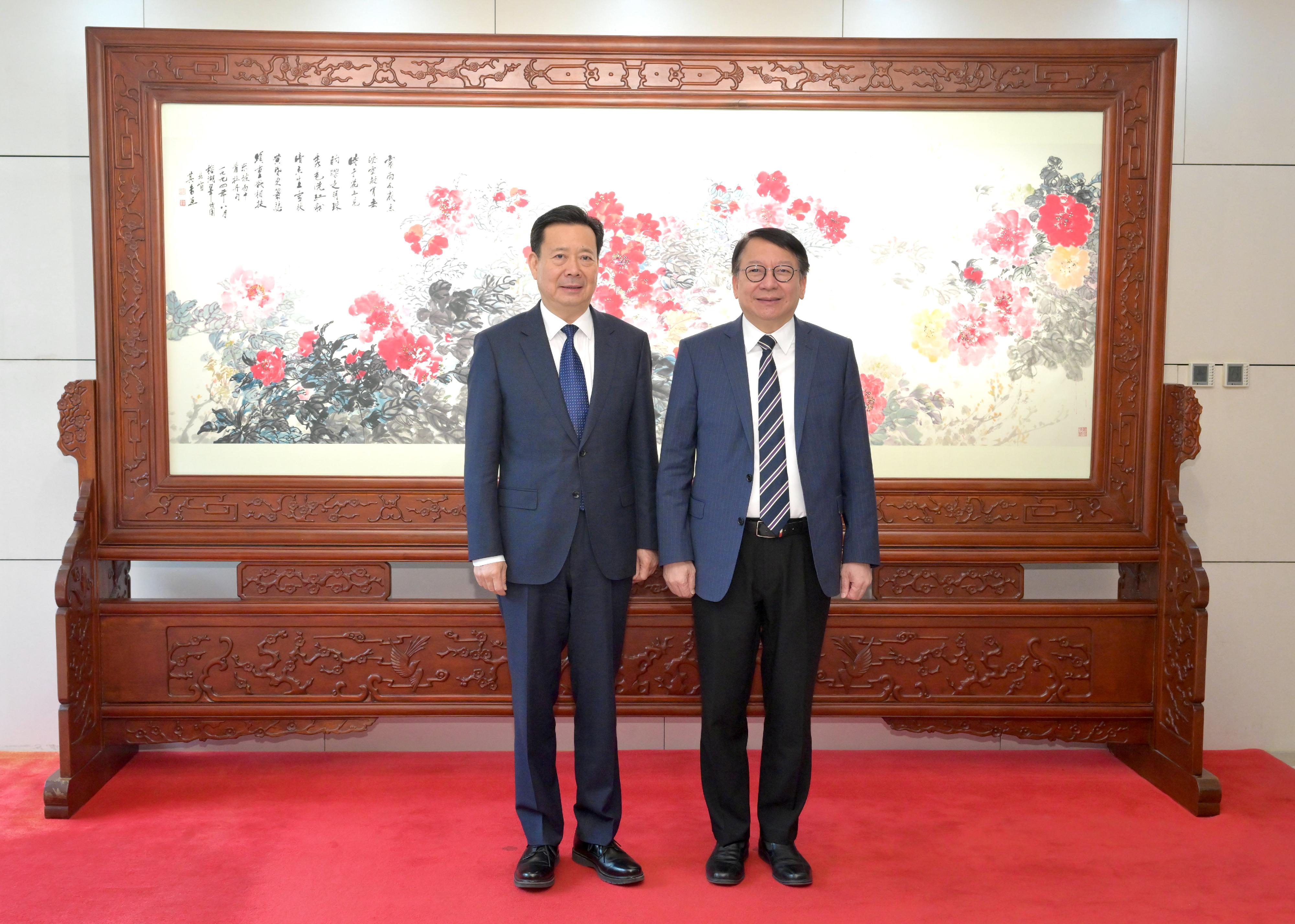 The Chief Secretary for Administration, Mr Chan Kwok-ki (right), meets with Vice-Minister of Culture and Tourism and Administrator of the National Cultural Heritage Administration, Mr Li Qun (left), in Beijing today (April 27). 