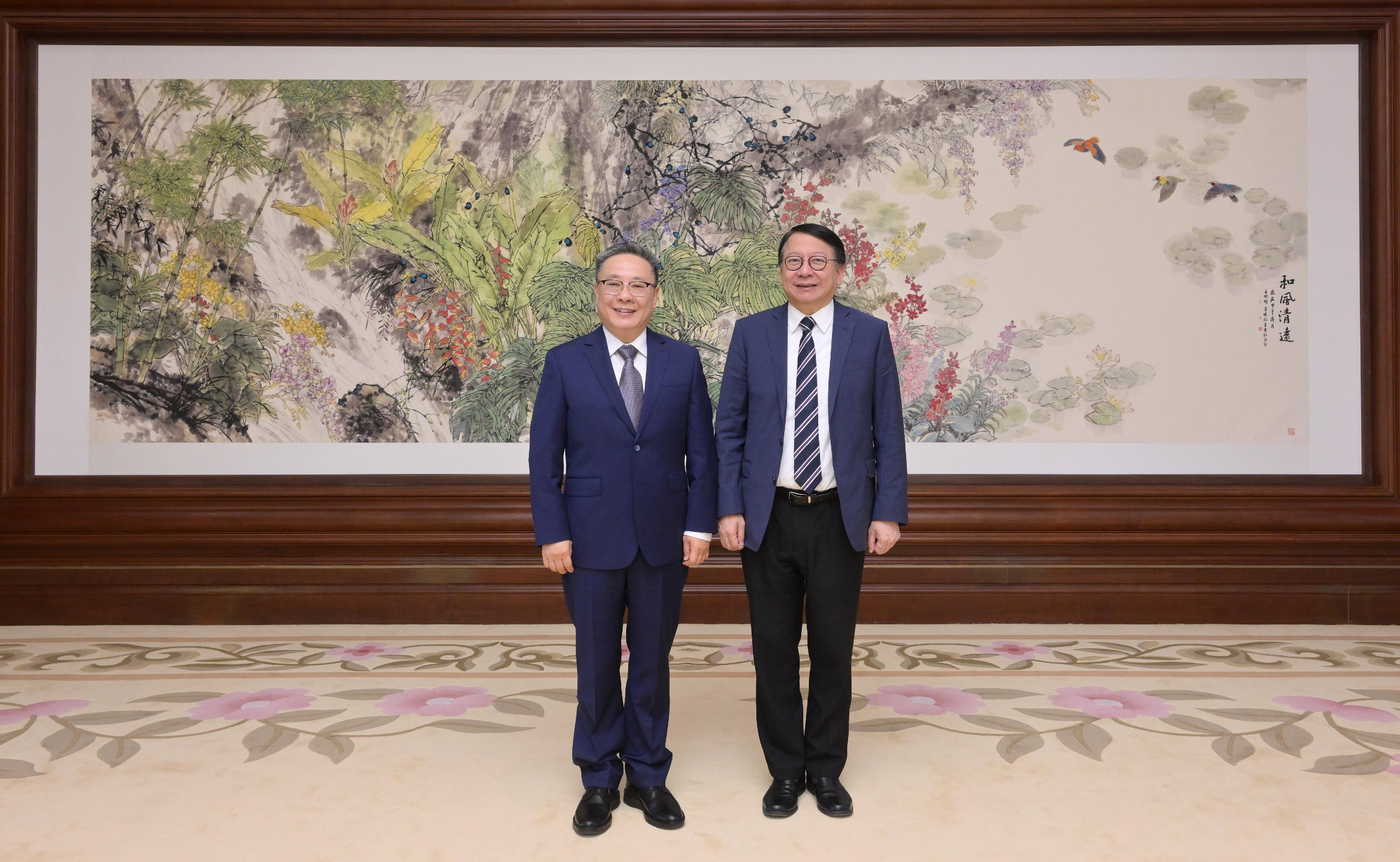 The Chief Secretary for Administration, Mr Chan Kwok-ki (right), meets with Vice Mayor of the People's Government of Beijing Municipality Mr Liu Yuhui (left) in Beijing today (April 27).
