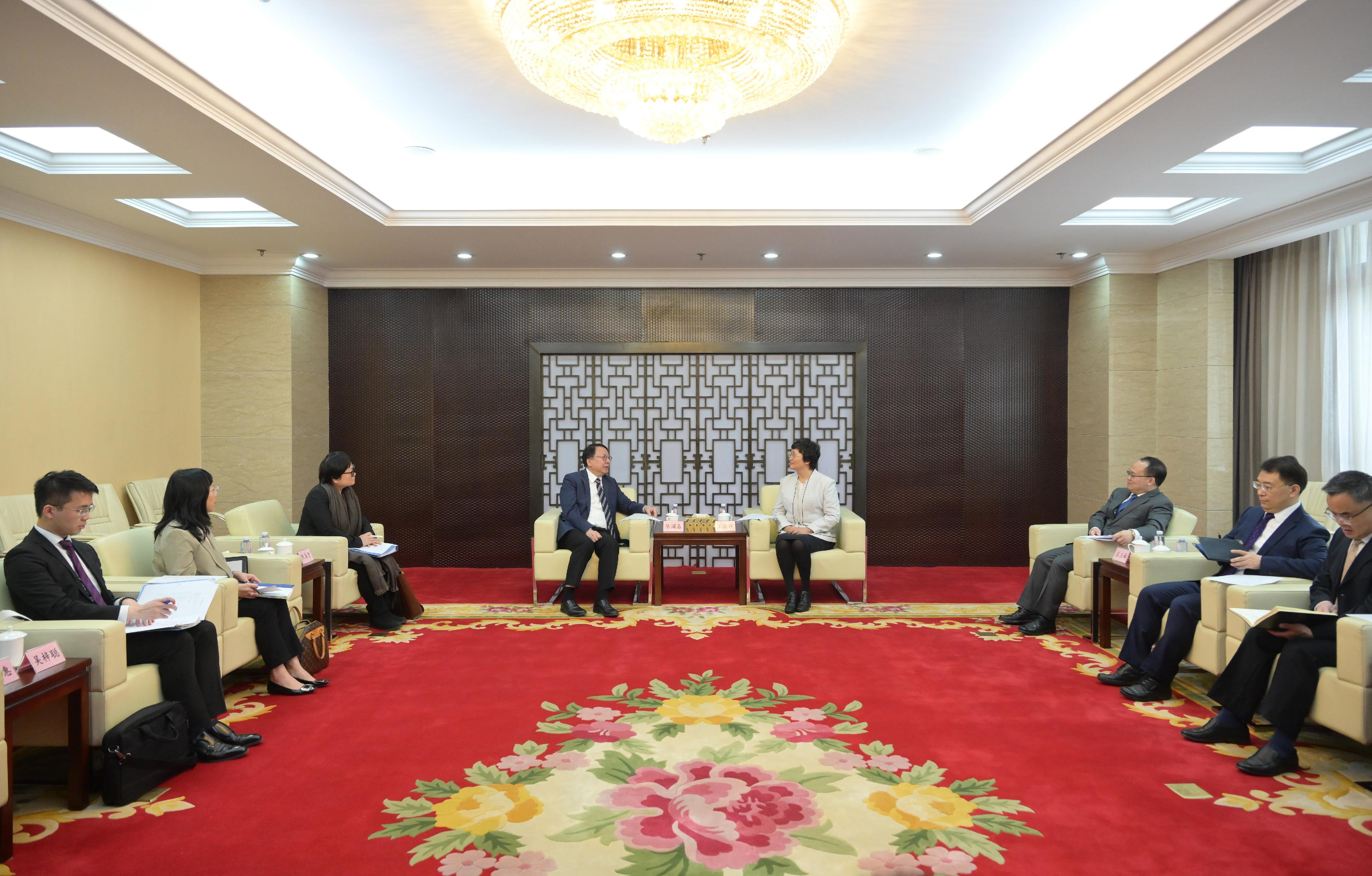 The Chief Secretary for Administration, Mr Chan Kwok-ki (fourth left), meets with the Minister of Human Resources and Social Security, Ms Wang Xiaoping (fourth right), in Beijing today (April 27). Also attending the meeting is the Deputy Director of the Office of the Government of the Hong Kong Special Administrative Region in Beijing, Miss Amy Yuen (third left). 