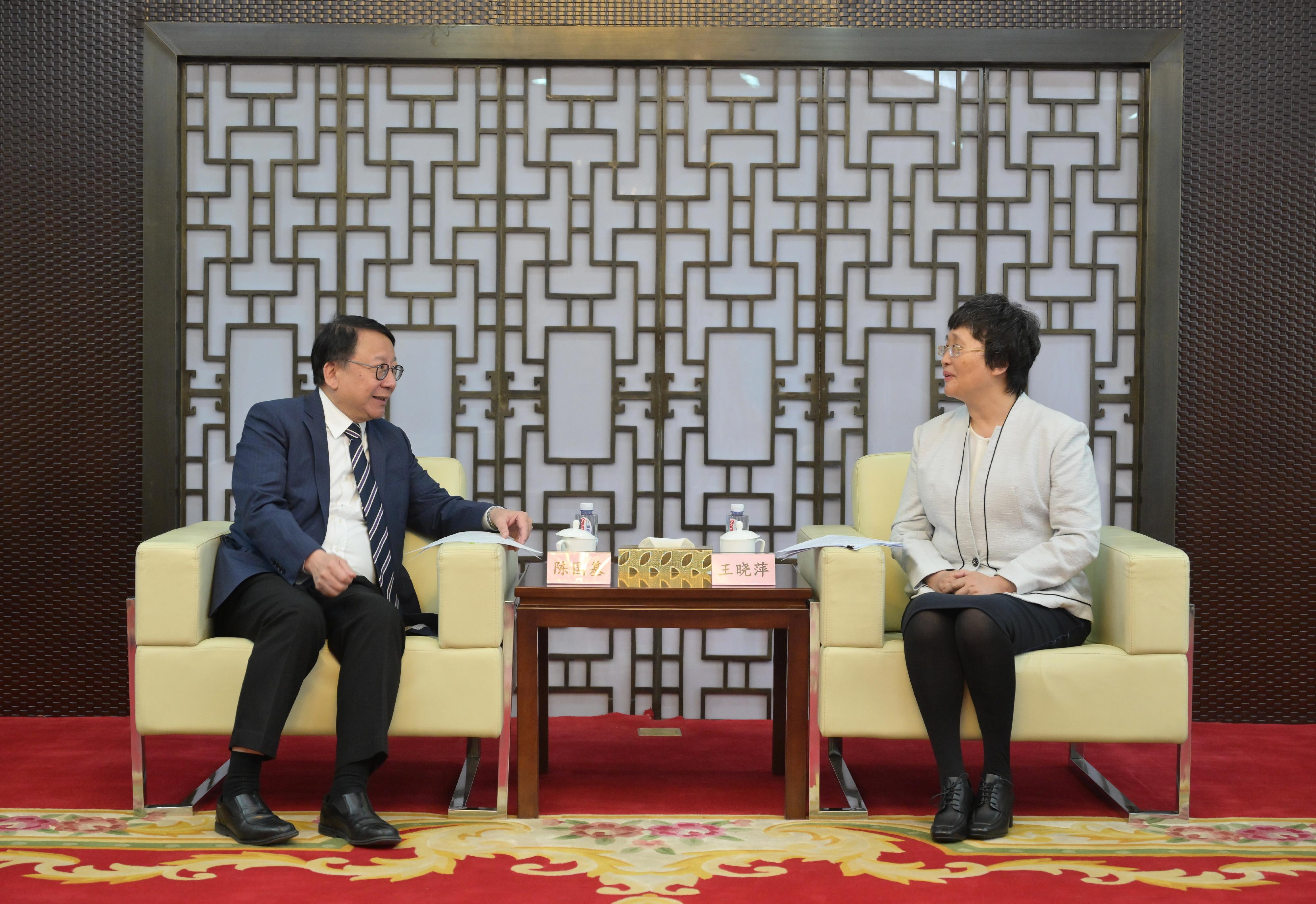 The Chief Secretary for Administration, Mr Chan Kwok-ki (left), meets with the Minister of Human Resources and Social Security, Ms Wang Xiaoping (right), in Beijing today (April 27).