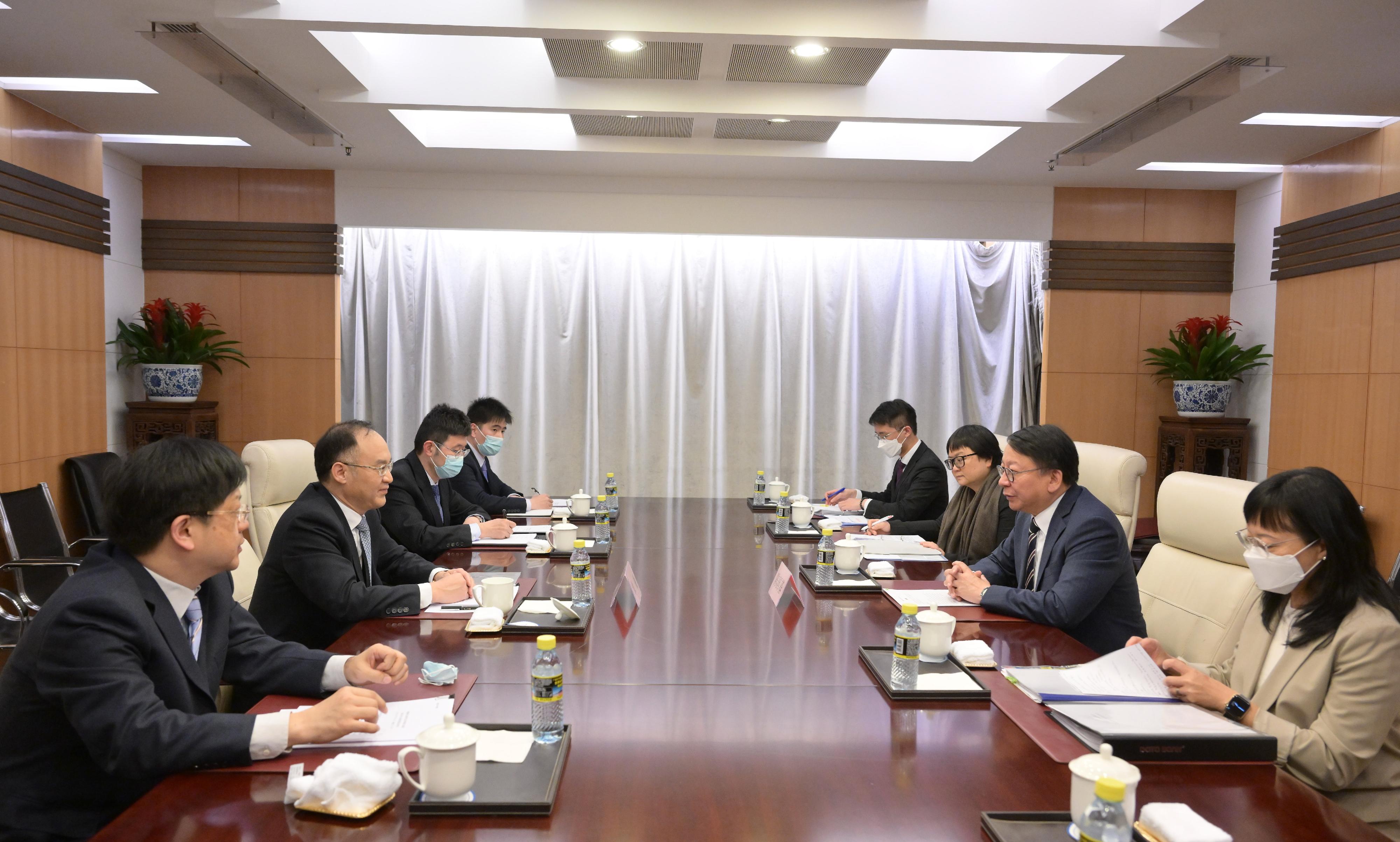 The Chief Secretary for Administration, Mr Chan Kwok-ki (second right), meets with Assistant Minister of Foreign Affairs Mr Nong Rong (second left) in Beijing today (April 27). Also attending the meeting is the Deputy Director of the Office of the Government of the Hong Kong Special Administrative Region in Beijing, Miss Amy Yuen (third right). 
