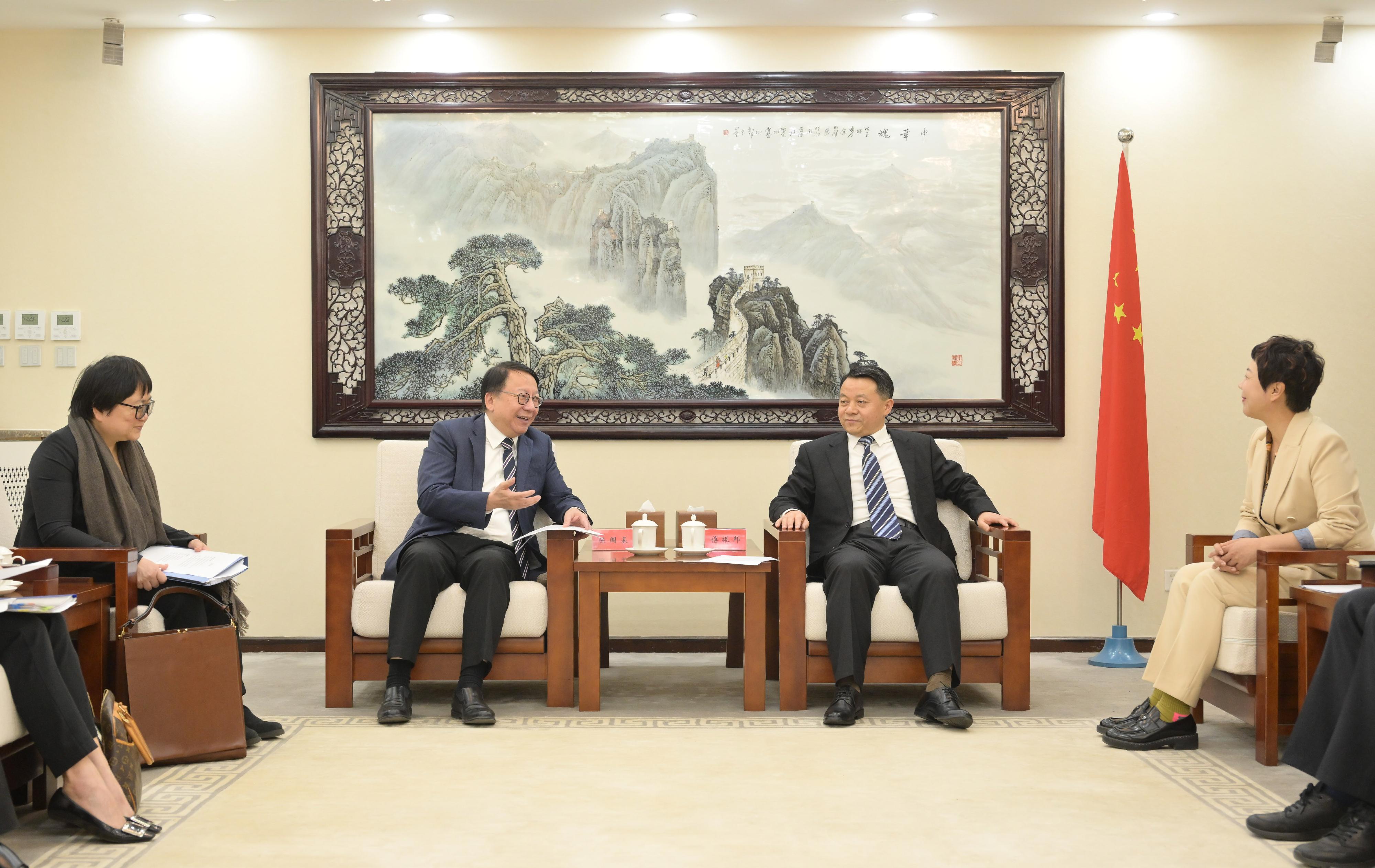 The Chief Secretary for Administration, Mr Chan Kwok-ki (second left), meets with Vice President of All-China Youth Federation Mr Fu Zhenbang (second right) in Beijing today (April 27). Also attending the meeting is the Deputy Director of the Office of the Government of the Hong Kong Special Administrative Region in Beijing, Miss Amy Yuen (first left).