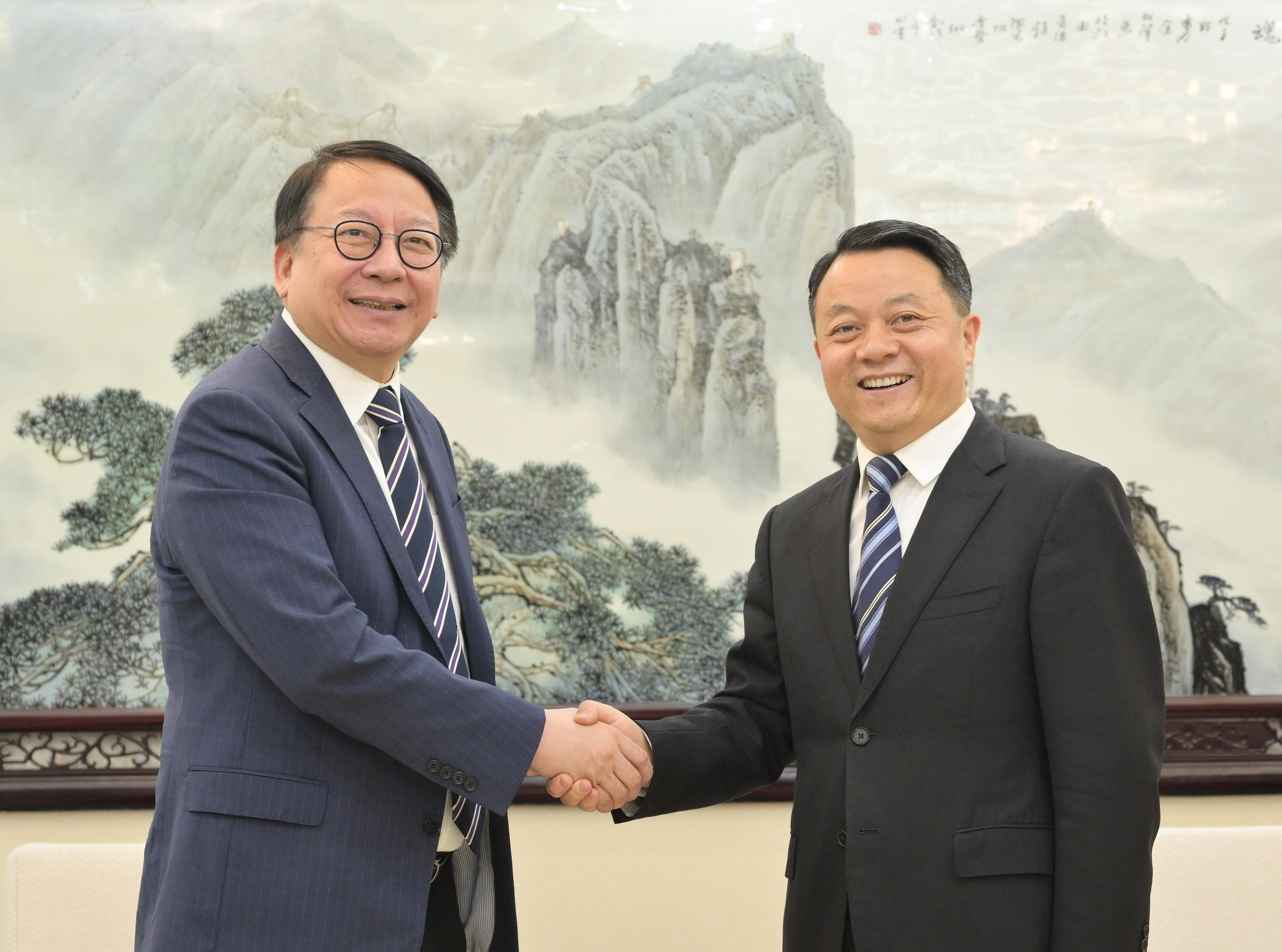 The Chief Secretary for Administration, Mr Chan Kwok-ki (left), meets with Vice President of All-China Youth Federation Mr Fu Zhenbang (right) in Beijing today (April 27).