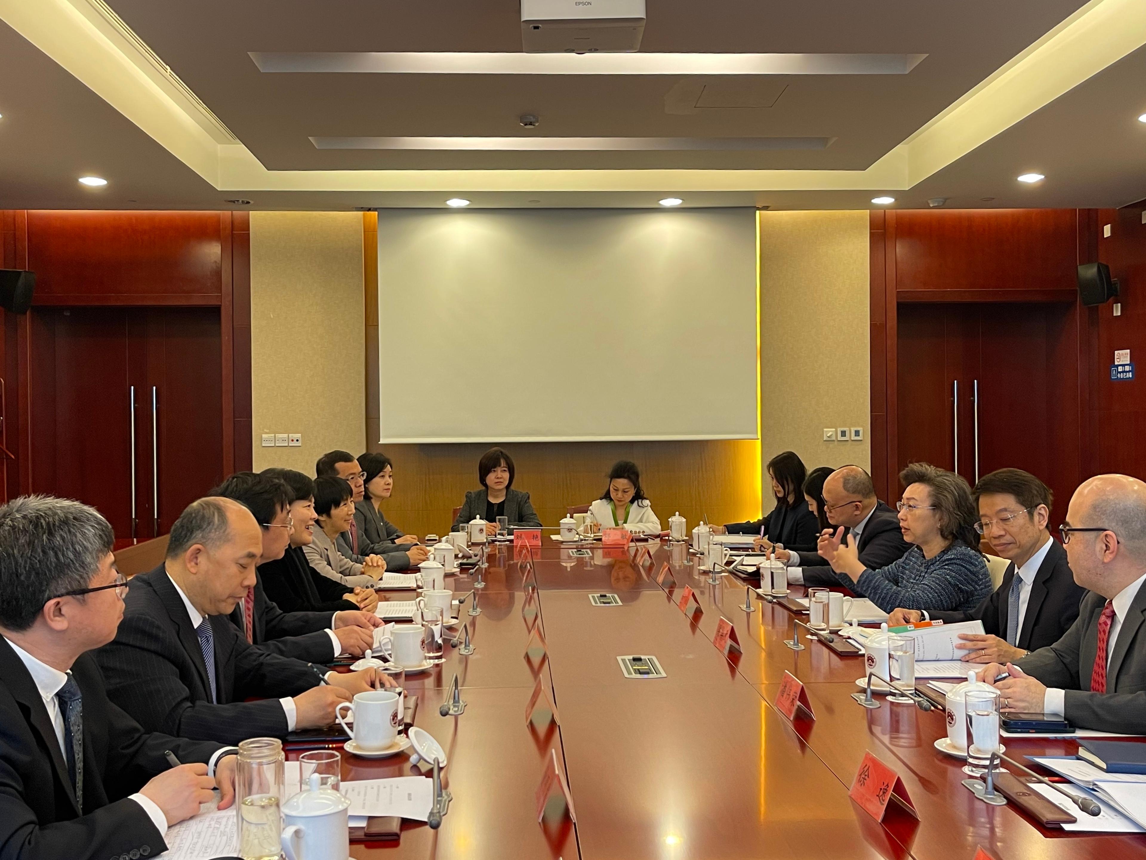 The Secretary for the Civil Service, Mrs Ingrid Yeung, continued her visit in Beijing today (April 27) and called on the National Academy of Governance (NAG) in the morning. Photo shows Mrs Yeung (third right) and the Permanent Secretary for the Civil Service, Mr Clement Leung (second right) in a meeting with the Director-General of the Office of Hong Kong, Macao and Taiwan Affairs of the NAG, Ms Dong Qing (fourth left), and the Director of the Hong Kong and Macao International Training Center of the NAG, Mr Xie Yutong (third left).

