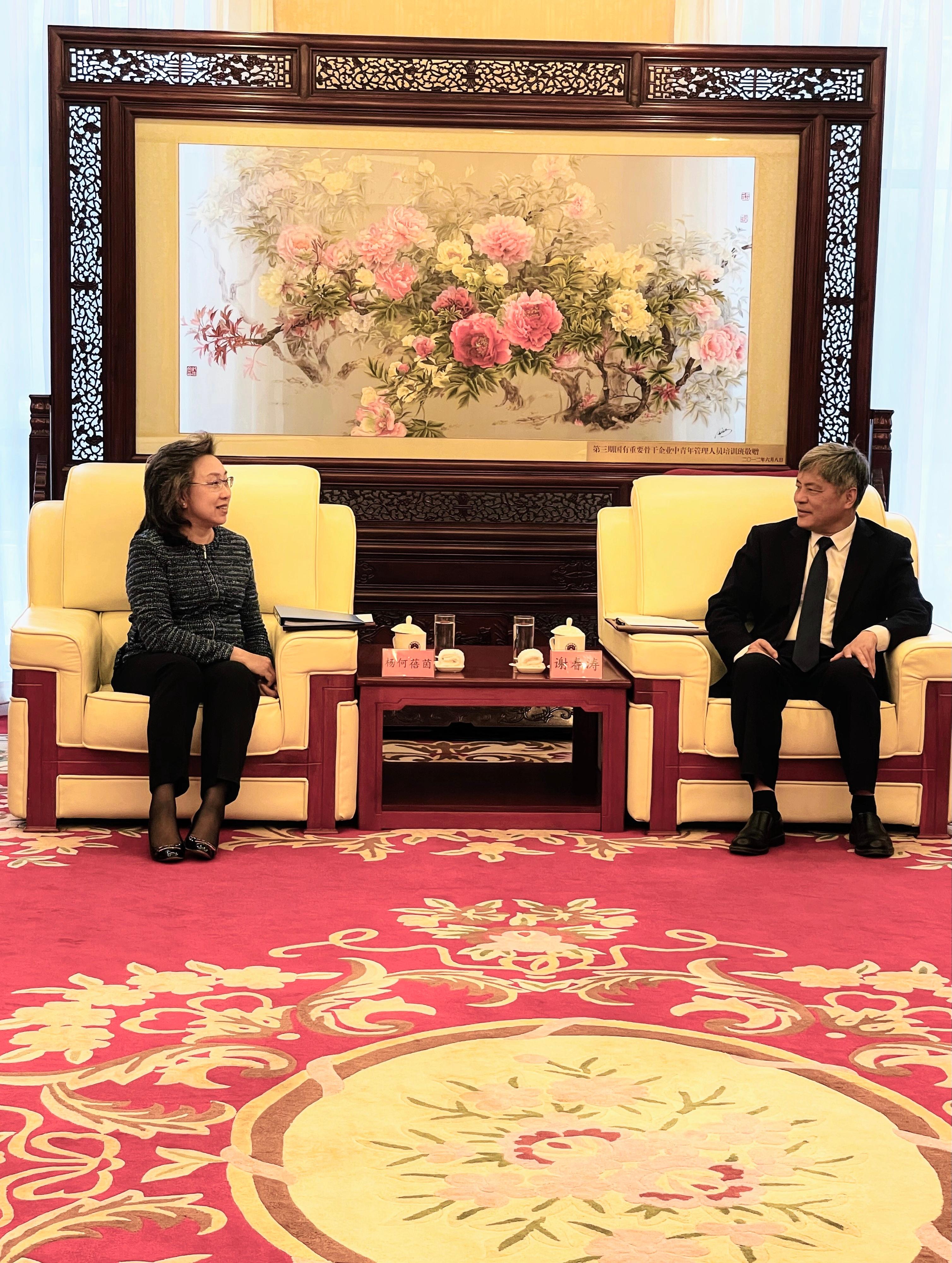 The Secretary for the Civil Service, Mrs Ingrid Yeung, continued her visit in Beijing today (April 27) and called on the National Academy of Governance (NAG) in the morning. Photo shows Mrs Yeung (left) calling on the Executive Vice President of the NAG, Mr Xie Chuntao (right) to introduce the Hong Kong Special Administrative Region Government’s plan to resume its national studies training programmes for civil servants after the epidemic and exchange views.

