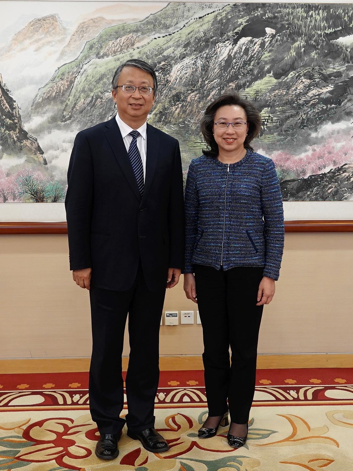 The Secretary for the Civil Service, Mrs Ingrid Yeung, continued her visit in Beijing today (April 27). Photo shows Mrs Yeung (right) meeting with the Chairman of the Legislative Affairs Commission and the Hong Kong Special Administrative Region Basic Law Committee under the Standing Committee of the National People's Congress, Mr Shen Chunyao (left) to exchange views on strengthening civil service training and future development directions.