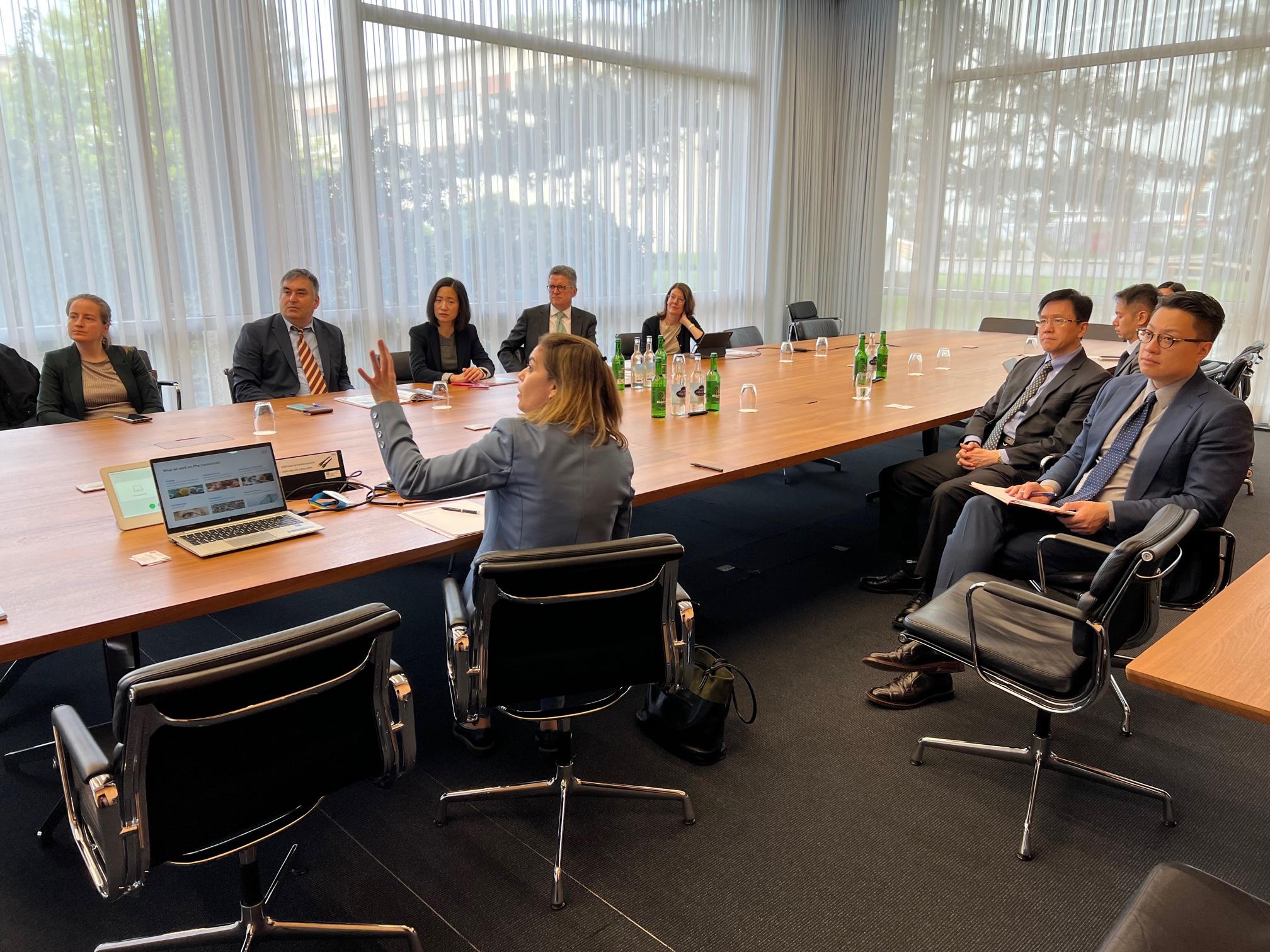 The Secretary for Innovation, Technology and Industry, Professor Sun Dong (second right), visited the Roche Group and received a briefing on the group’s businesses in Basel, Switzerland yesterday (April 27, Basel time).