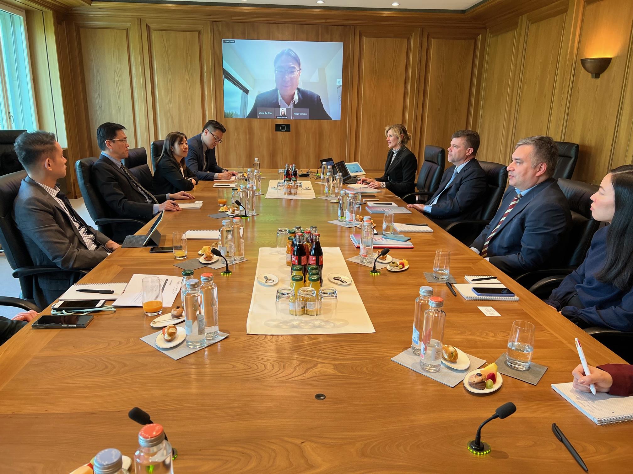 The Secretary for Innovation, Technology and Industry, Professor Sun Dong (second left), met with the President of the Novartis Group (China), Mr Daniel Brindle (third right), in Basel, Switzerland yesterday (April 27, Basel time) and welcomed the group to enhance its business investment, and collaboration in research and development in Hong Kong in future.