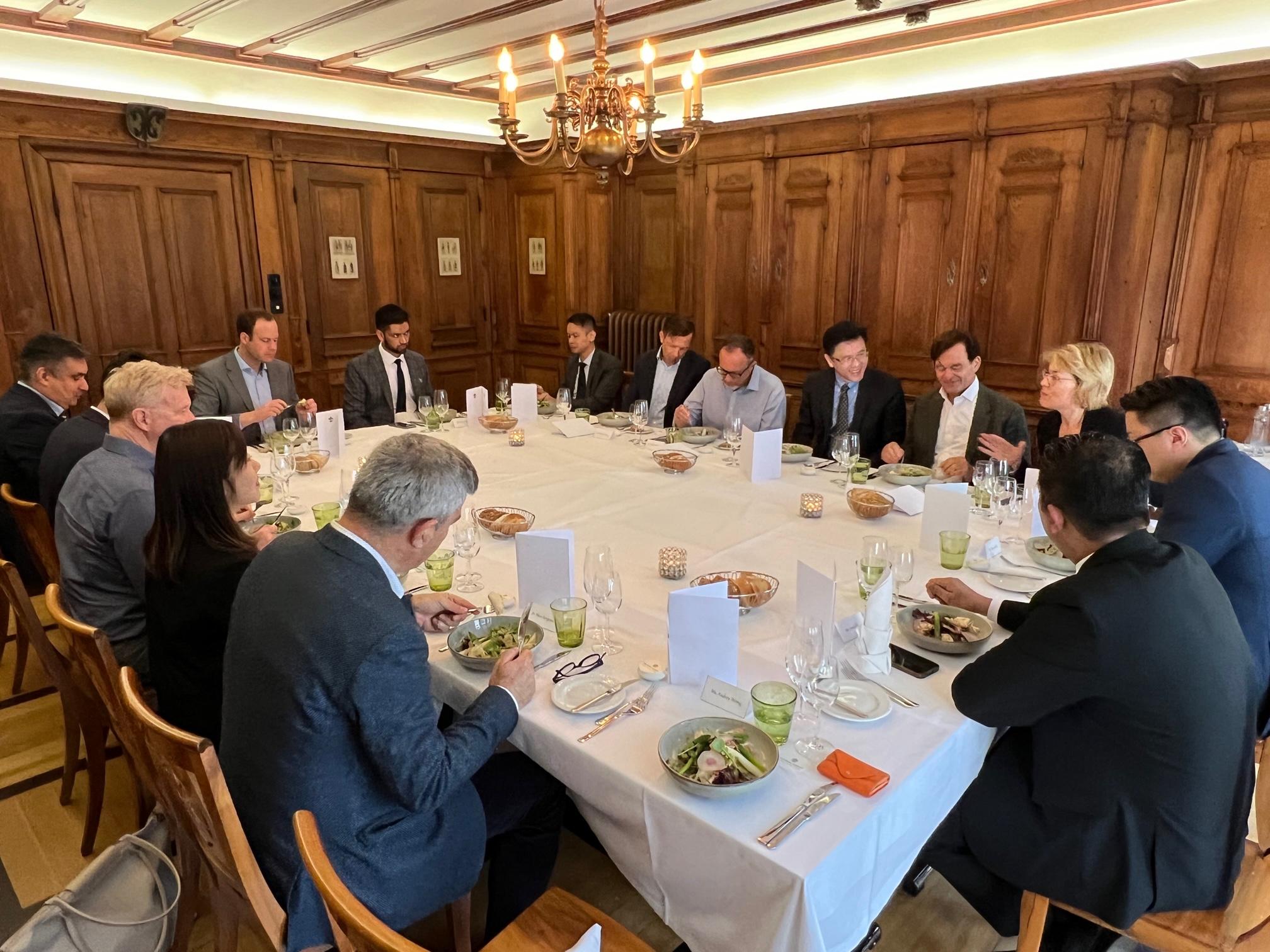 The Secretary for Innovation, Technology and Industry, Professor Sun Dong (fifth right), had a luncheon meeting with seniors of several local biotech companies in Basel, Switzerland yesterday (April 27, Basel time).