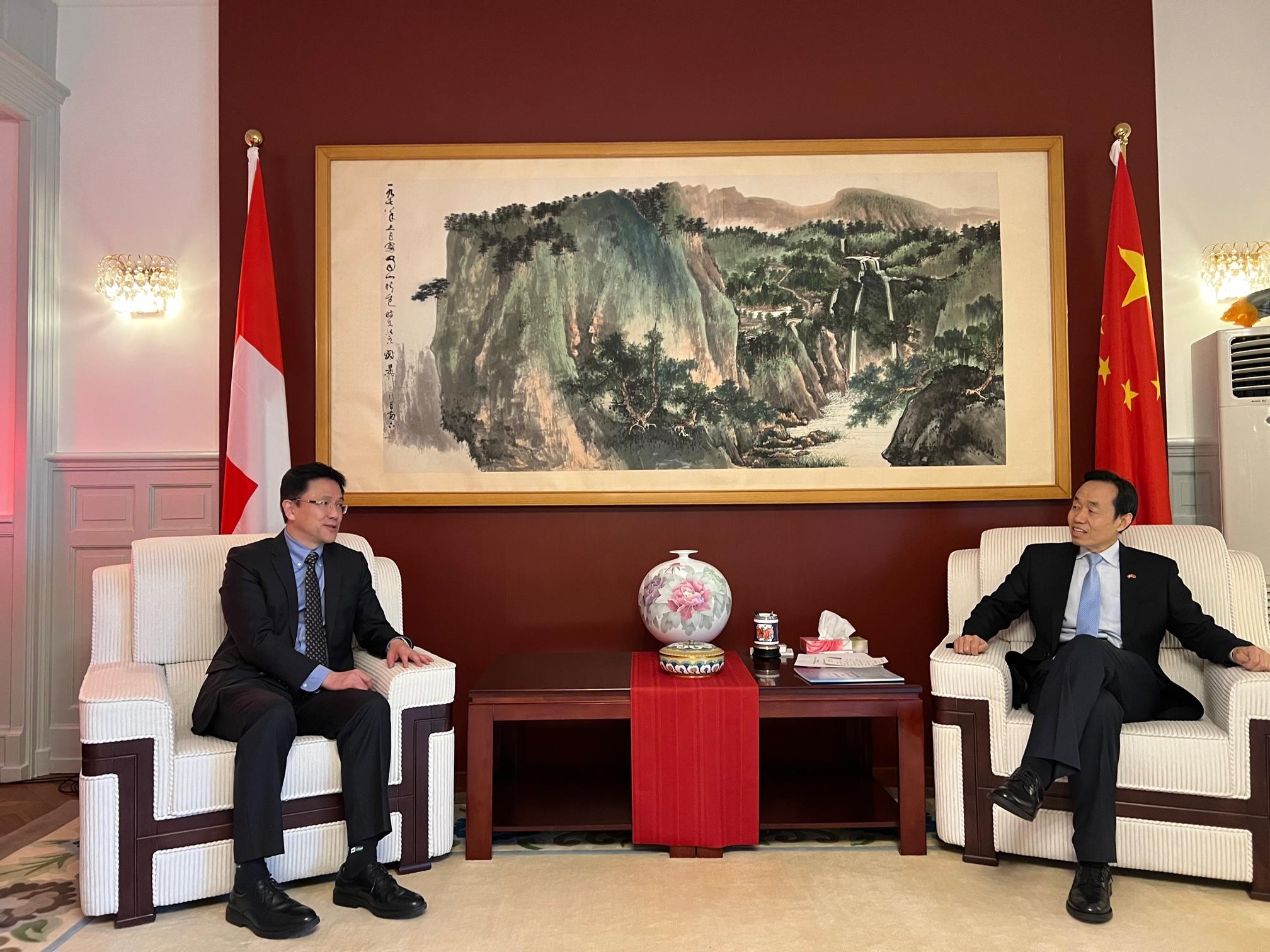 The Secretary for Innovation, Technology and Industry, Professor Sun Dong (left), called on the Chinese Ambassador to Switzerland, Mr Wang Shiting (right), in Bern, Switzerland yesterday (April 27, Bern time) and updated him of the latest innovation and technology development in Hong Kong.