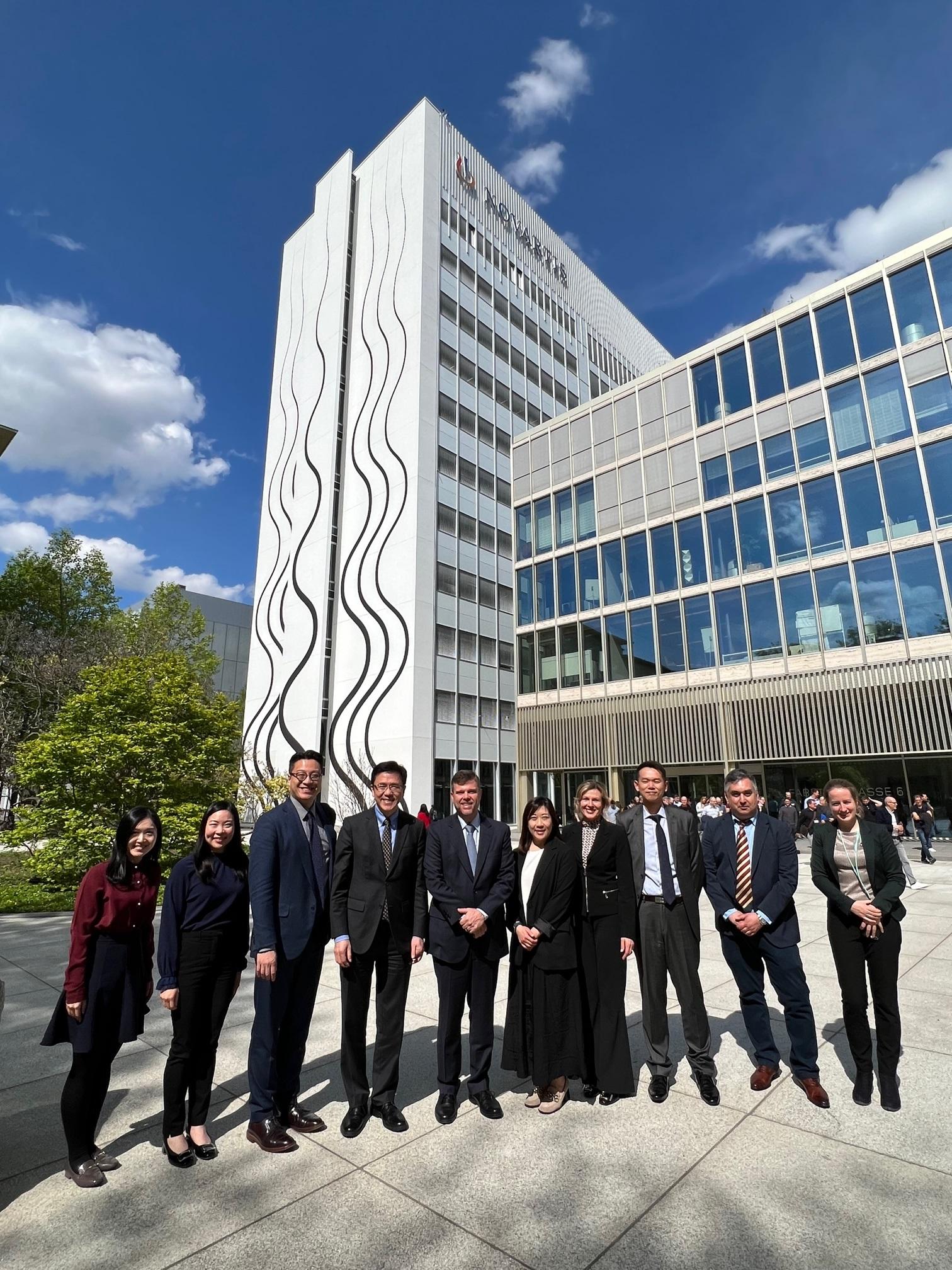 創新科技及工業局局長孫東教授（左四）昨日（巴塞爾時間四月二十七日）在瑞士巴塞爾與諾華集團（中國）總裁貝德年（左五）會面。