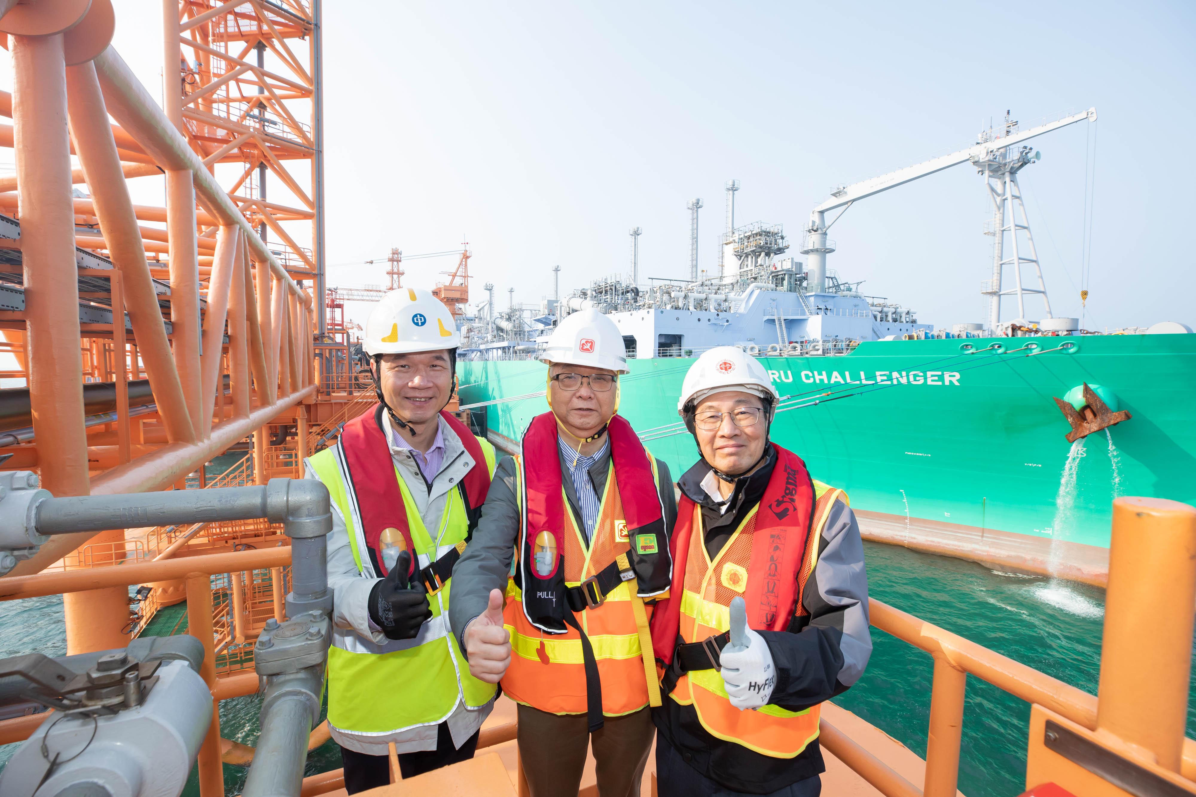 The Secretary for Environment and Ecology, Mr Tse Chin-wan, today (April 28) visited the offshore liquefied natural gas terminal in the south-western waters of Hong Kong.  Photo shows Mr Tse (centre); the Managing Director of the CLP Power Hong Kong Limited, Mr Chiang Tung-keung (first left); and the Chief Executive Officer of the Hongkong Electric Company Limited, Mr Wan Chi-tin (first right).