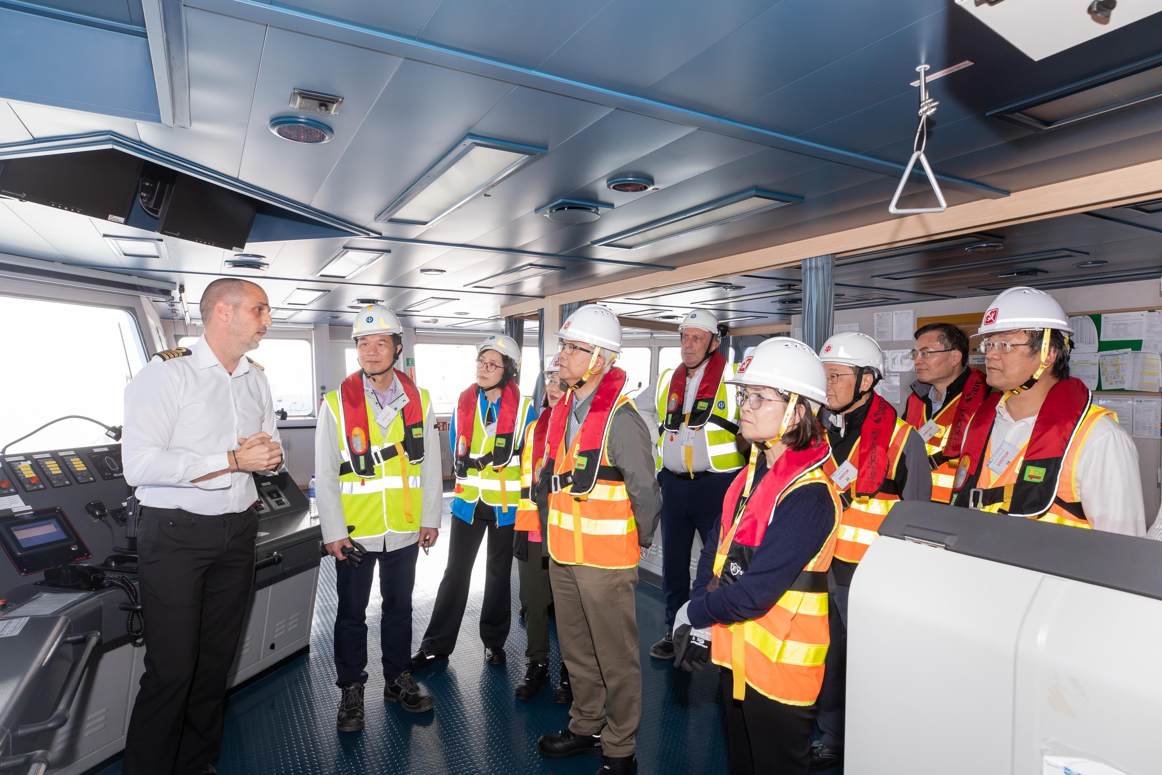 The Secretary for Environment and Ecology, Mr Tse Chin-wan, today (April 28) visited the floating storage and regasification unit (FSRU) vessel in the south-western waters of Hong Kong. Photo shows Mr Tse (sixth right) visiting the inside of FSRU vessel.