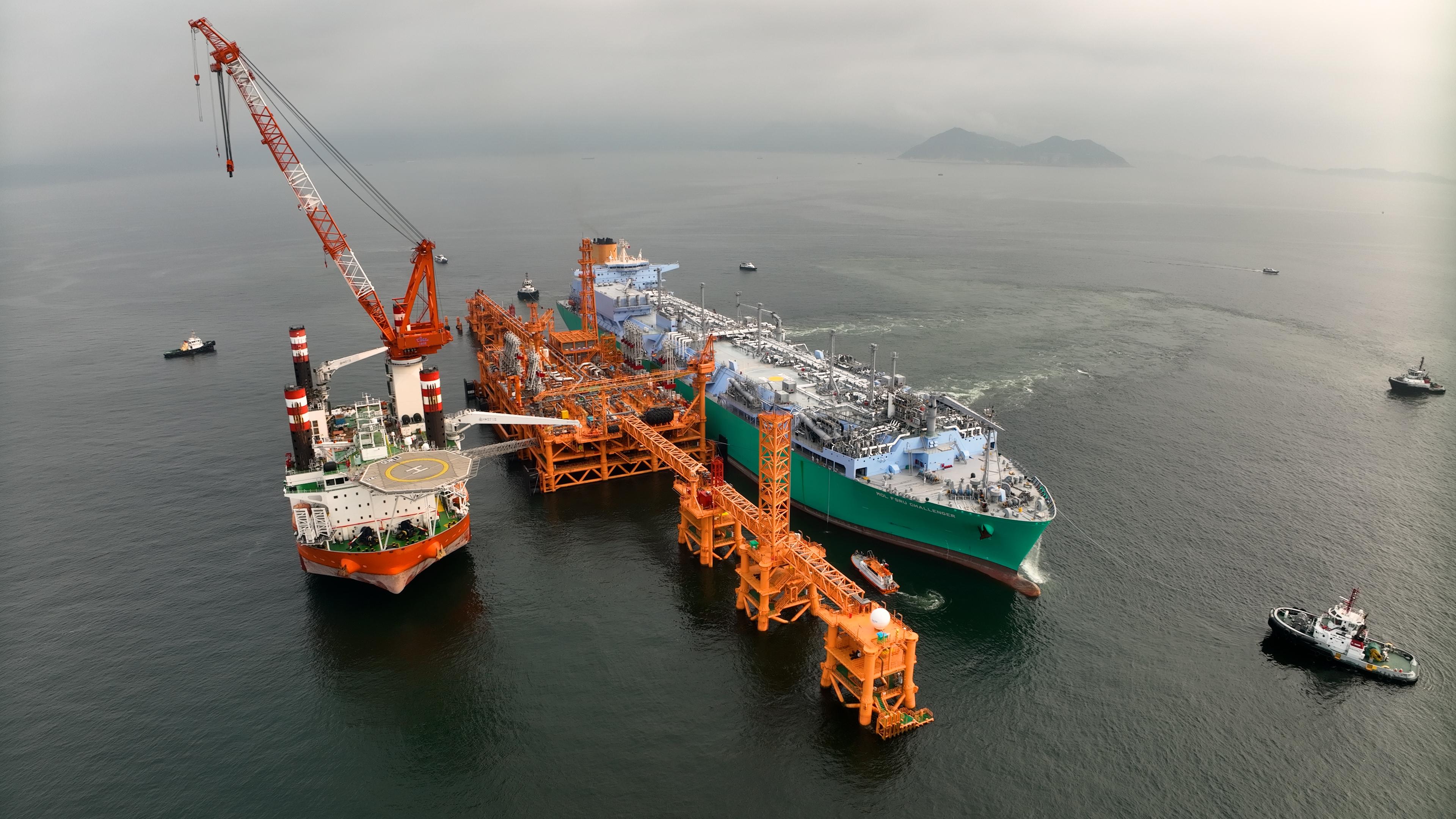 The Secretary for Environment and Ecology, Mr Tse Chin-wan, today (April 28) visited the offshore liquefied natural gas (LNG) terminal and the floating storage and regasification unit  vessel in the south-western waters of Hong Kong. Photo shows the offshore LNG terminal in the south-western waters of Hong Kong.