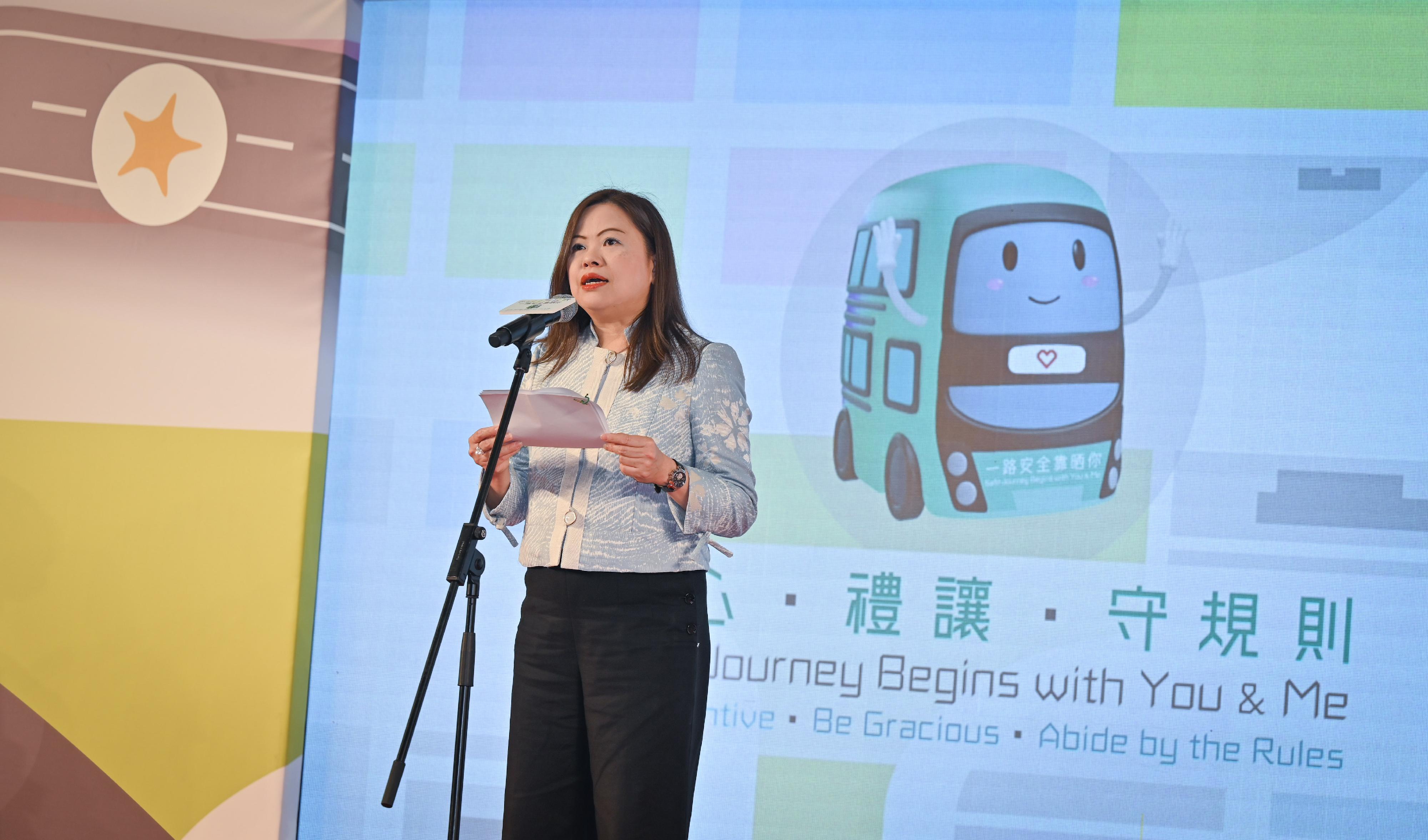 Speaking at the kick-off ceremony for the Bus Safety Campaign today (April 28), the Commissioner for Transport, Miss Rosanna Law, says that millions of passengers commute by franchised buses daily. They want to be assured that they can get to their destinations safely and smoothly. Therefore it is important to make bus rides safe.