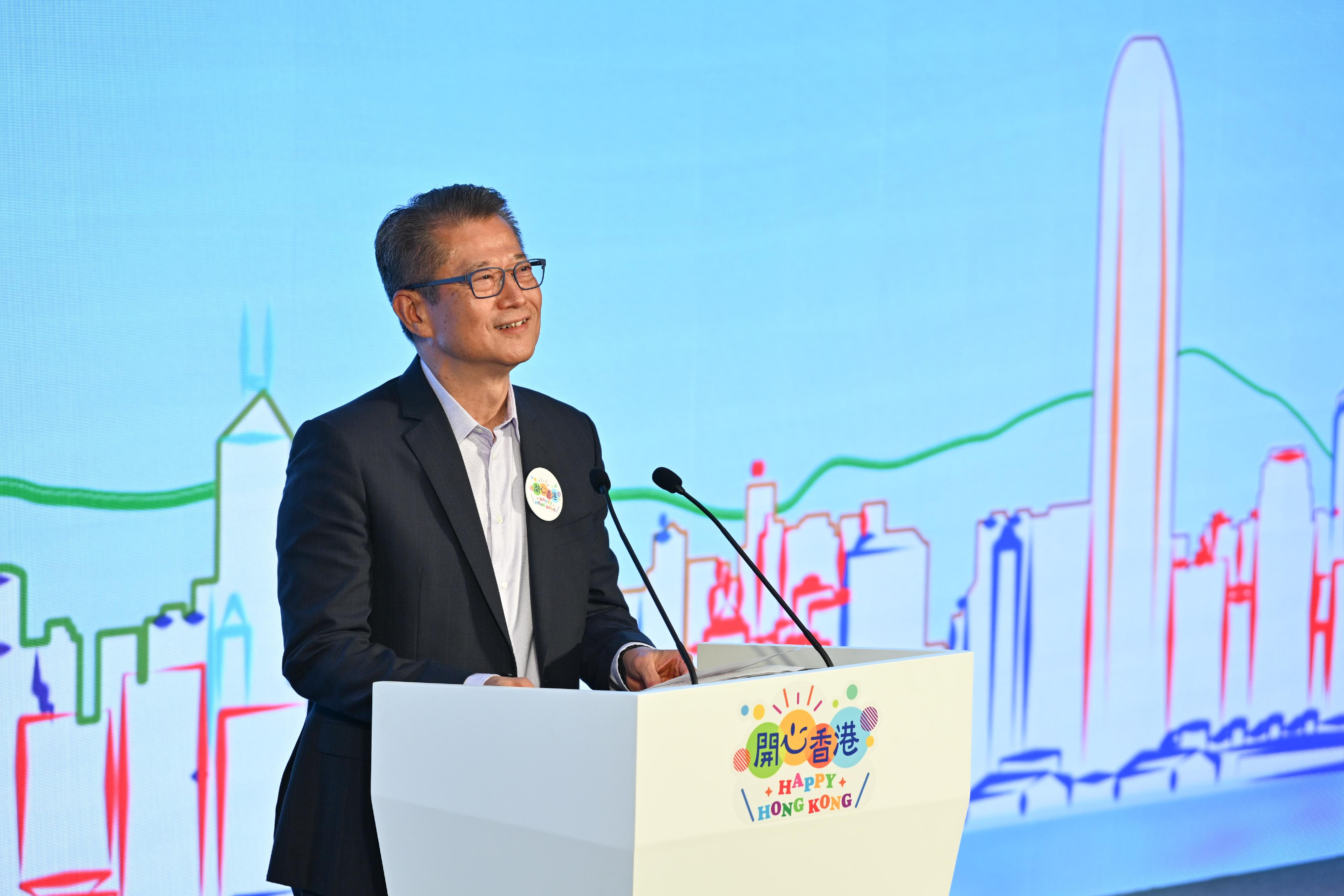 財政司司長陳茂波今日（四月二十八日）在「開心香港」啟動禮致辭。