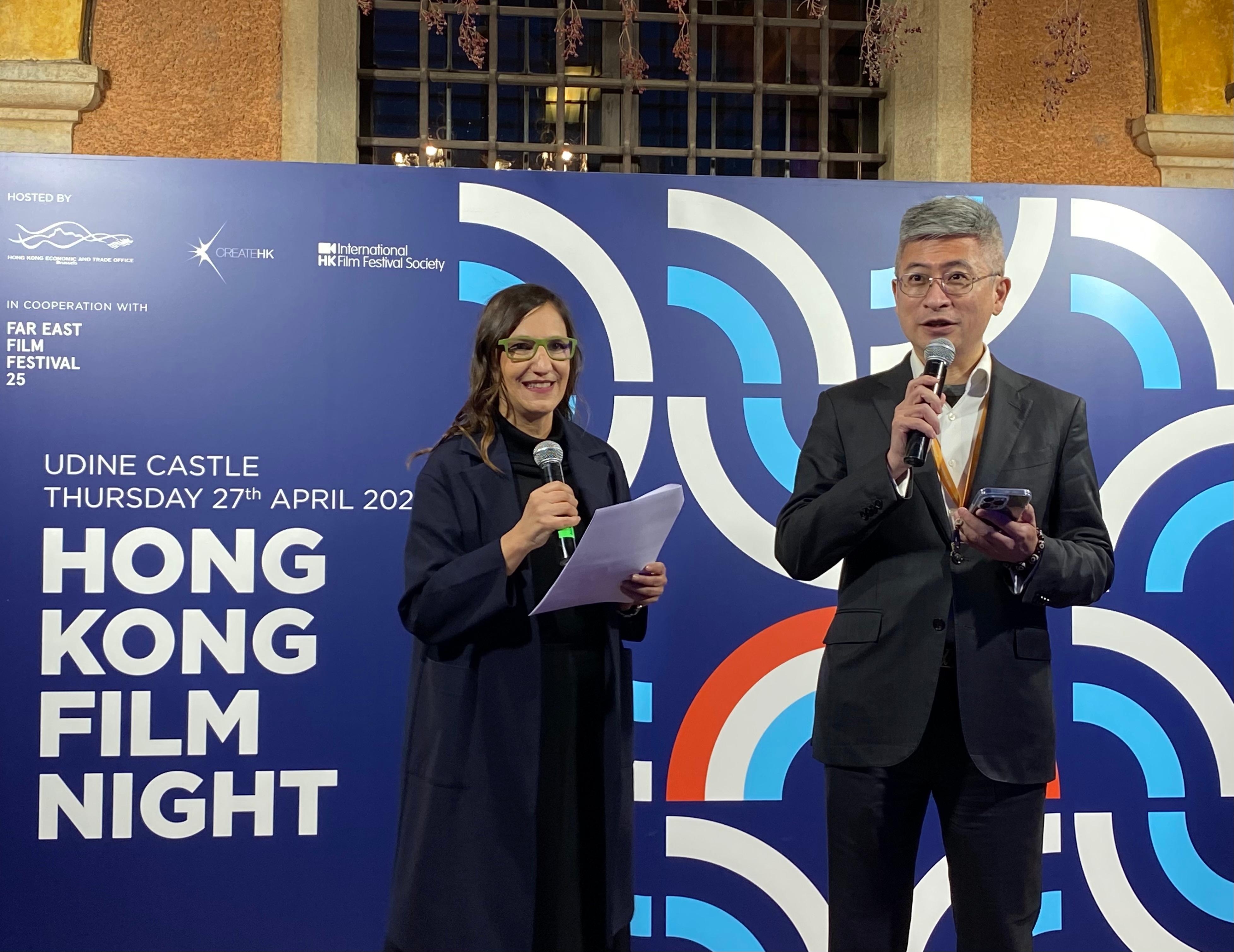 文化体育及旅游局副局长刘震（右）于四月二十七日（乌迪内时间）在意大利乌迪内举行的第二十五届远东电影节香港电影之夜的交流酒会向国际电影及文化界代表致辞。旁为远东电影节主席Sabrina Baracetti （左）。