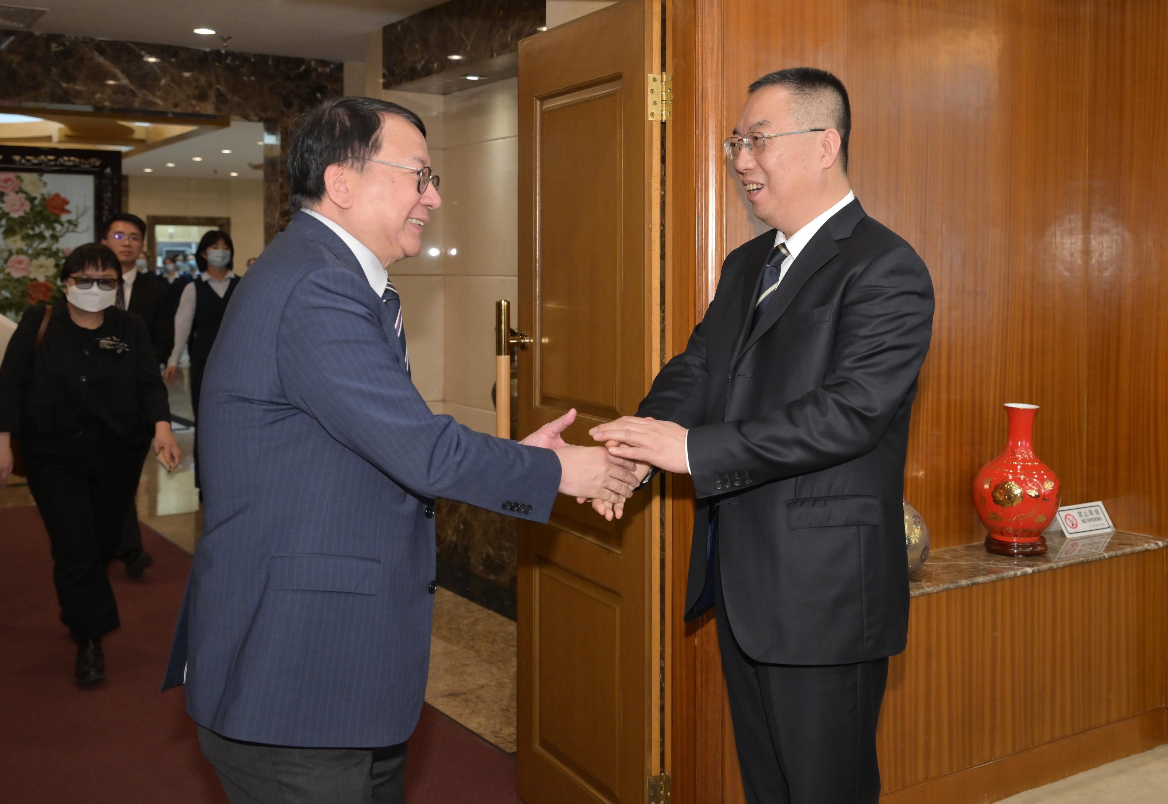 The Chief Secretary for Administration, Mr Chan Kwok-ki (left), meets with Vice Chairman of the National Development and Reform Commission Mr Li Chunlin (right) in Beijing today (April 28).
