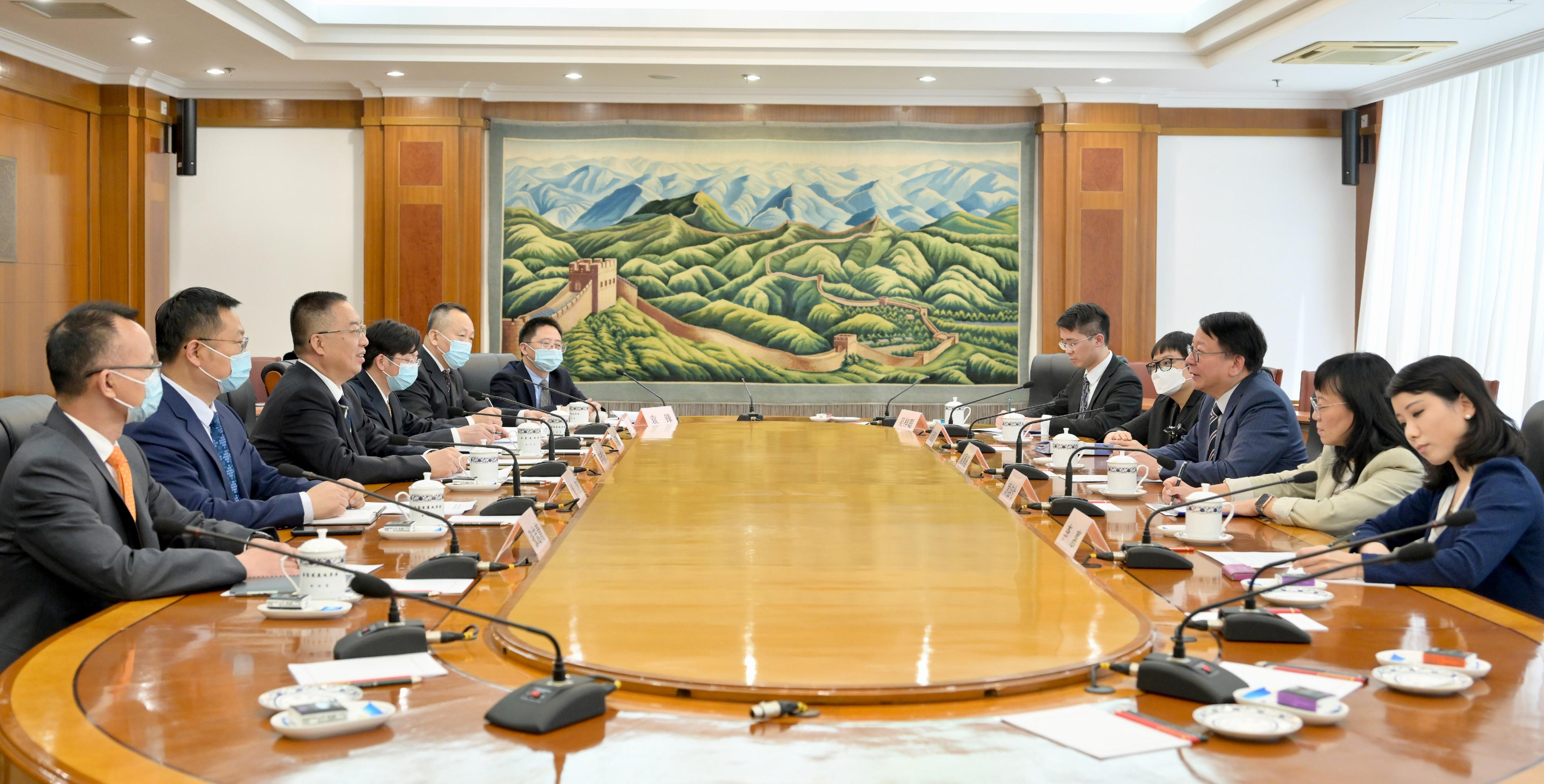 The Chief Secretary for Administration, Mr Chan Kwok-ki (third right), meets with Vice Chairman of the National Development and Reform Commission Mr Li Chunlin (third left) in Beijing today (April 28). Also attending the meeting is the Deputy Director of the Office of the Government of the Hong Kong Special Administrative Region in Beijing, Miss Amy Yuen (fourth right).