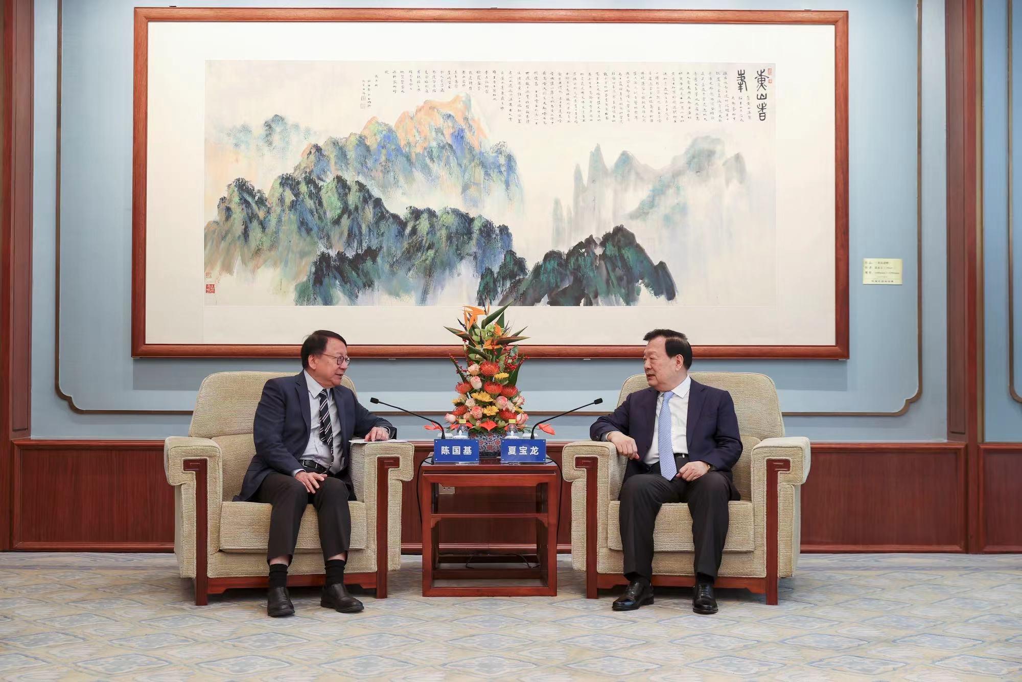 The Chief Secretary for Administration, Mr Chan Kwok-ki (left), calls on the Director of the Hong Kong and Macao Affairs Office of the State Council, Mr Xia Baolong (right), in Beijing today (April 28).