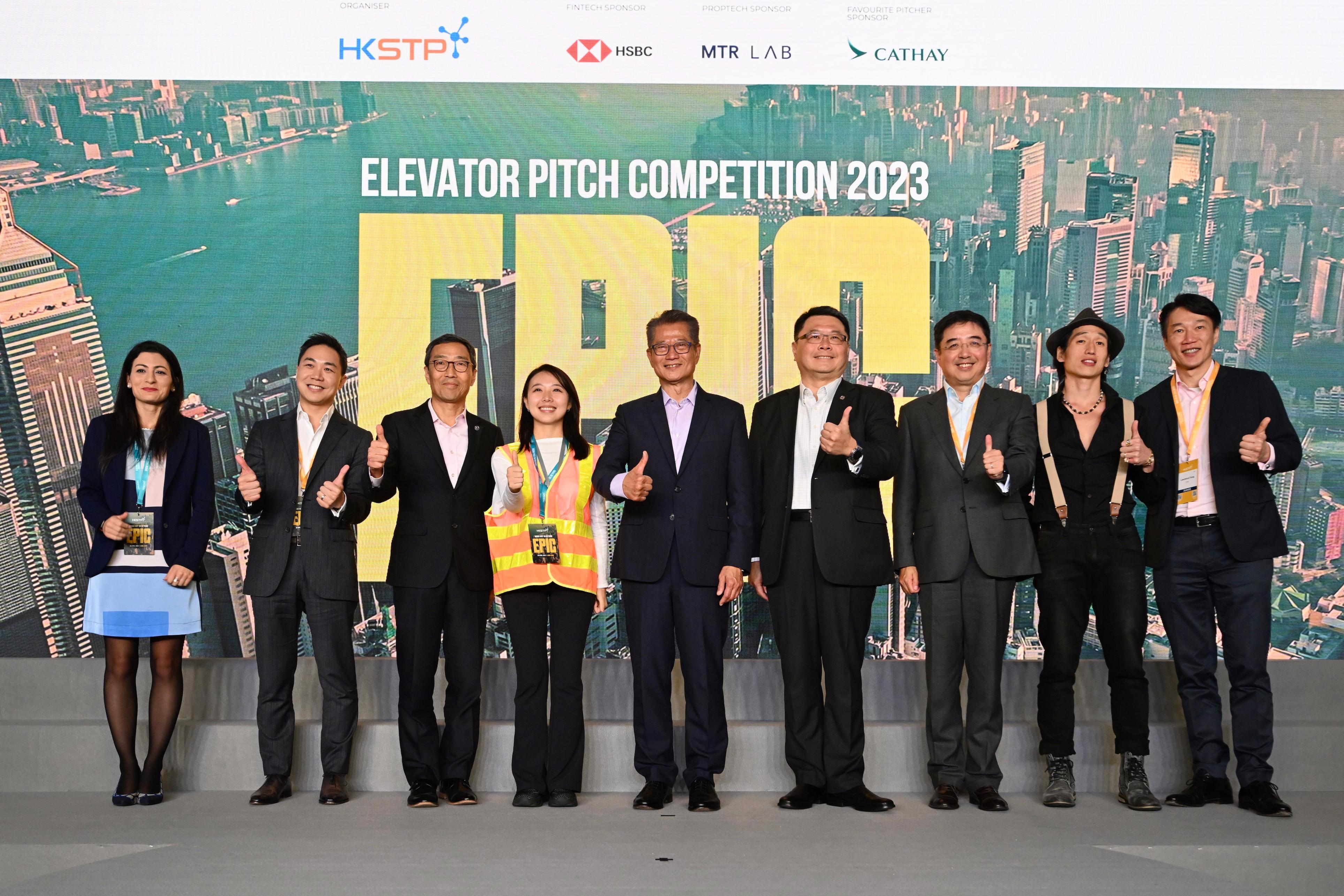 The Financial Secretary, Mr Paul Chan, attended the Elevator Pitch Competition 2023 today (April 28). Photo shows Mr Chan (centre); the Chairman of the Hong Kong Science and Technology Parks Corporation (HKSTP), Dr Sunny Chai (fourth right); the Chief Executive Officer of the HKSTP, Mr Albert Wong (third left), and other guests and participants at the competition.