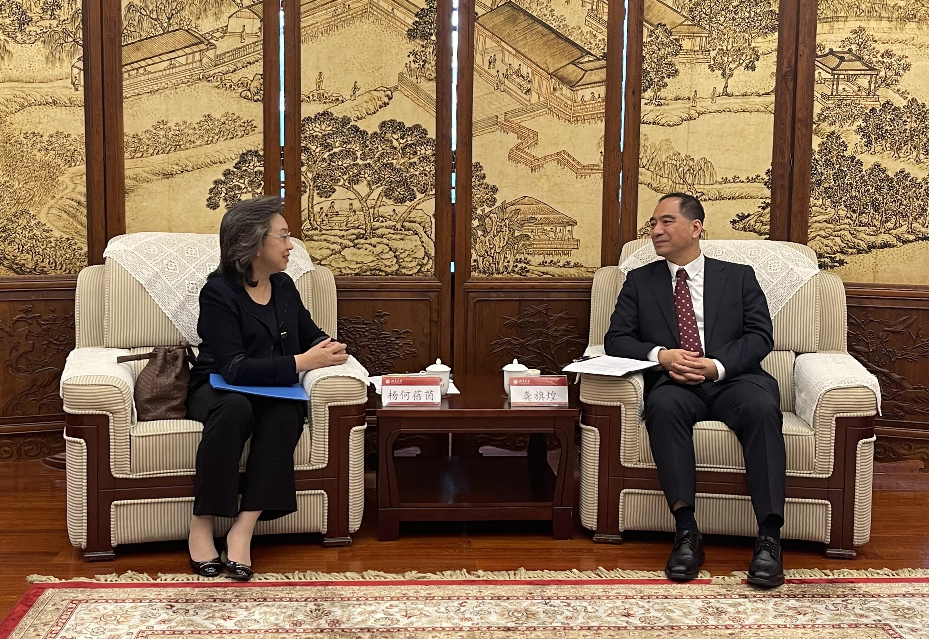 The Secretary for the Civil Service, Mrs Ingrid Yeung, called on Peking University today (April 28) on her last day of her visit to Beijing. Photo shows Mrs Yeung (left) calling on the President of Peking University, Mr Gong Qihuang (right), to exchange views on training collaboration for the civil service and explore room for further co-operation.