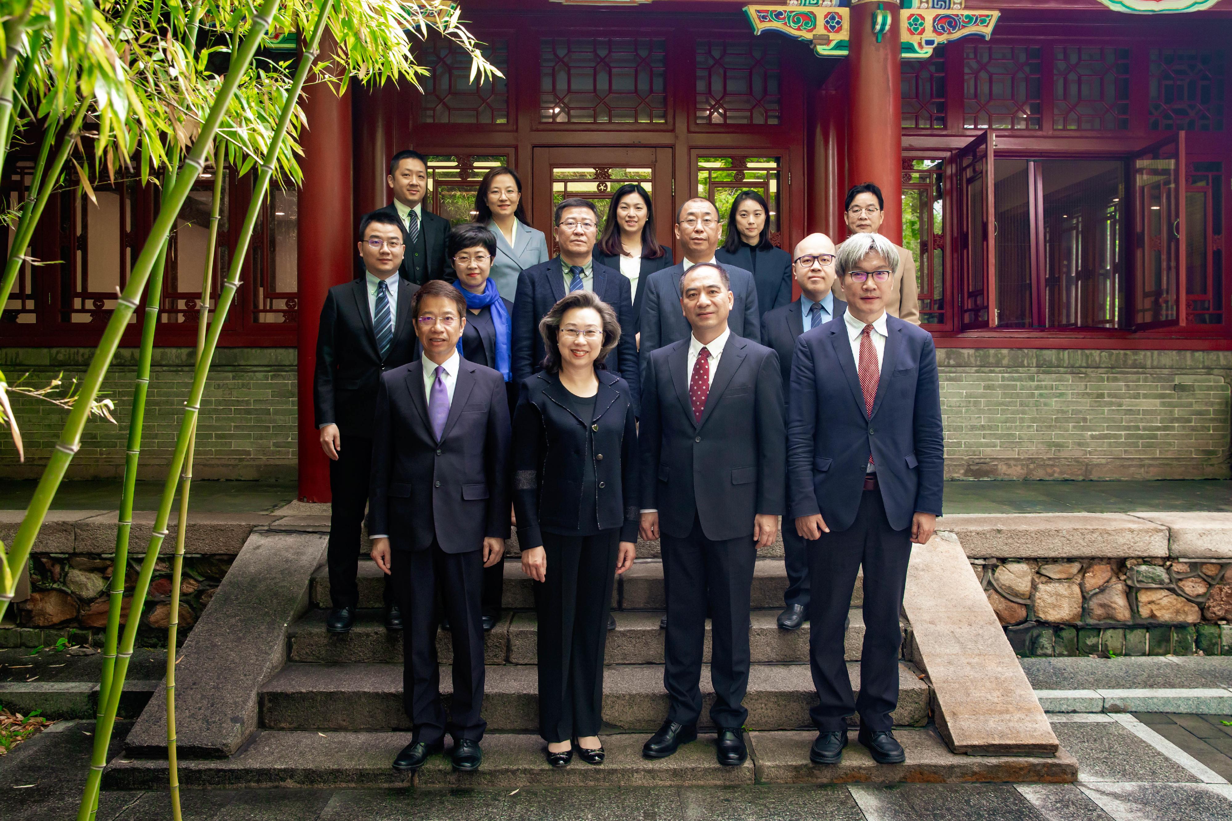 The Secretary for the Civil Service, Mrs Ingrid Yeung, called on Peking University today (April 28) on her last day of her visit to Beijing. Photo shows Mrs Yeung (front row, second left) and the Permanent Secretary for the Civil Service, Mr Clement Leung (front row, first left) with the President of Peking University, Mr Gong Qihuang (front row, second right), Vice President of Peking University Mr Wang Bo (front row, first right), other university leaders and representatives from the Civil Service Bureau.
