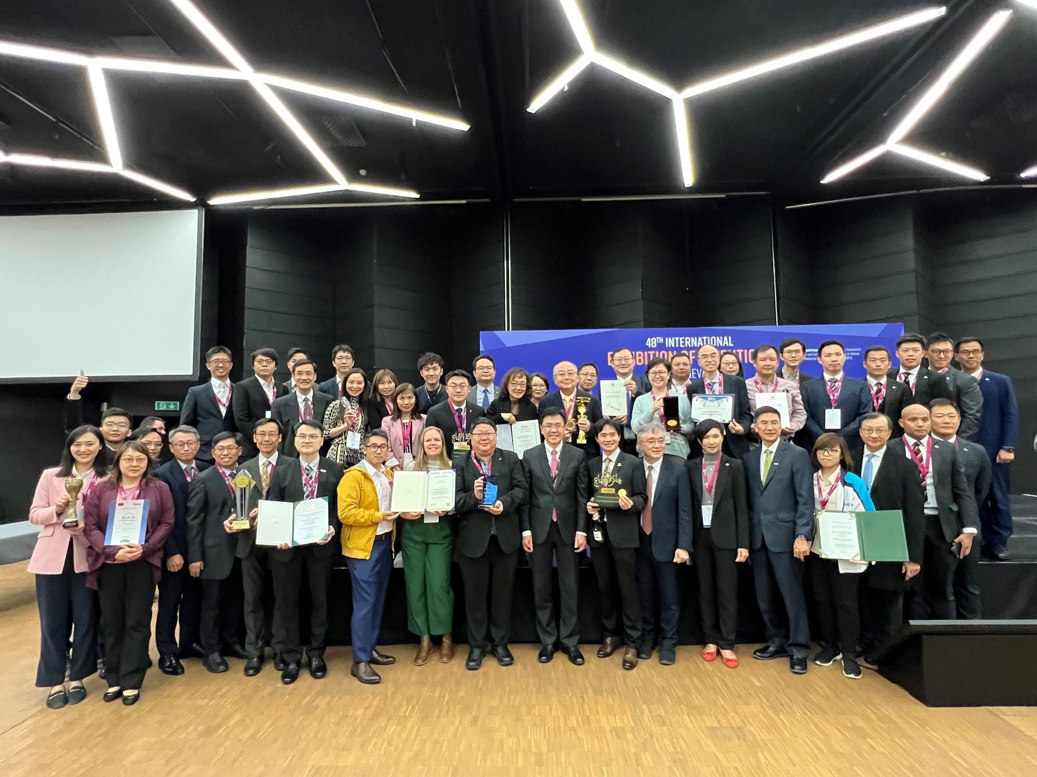 The Secretary for Innovation, Technology and Industry, Professor Sun Dong (first row, ninth right), made his trip to attend the award presentation ceremony of the Geneva International Exhibition of Inventions 2023 in Geneva, Switzerland, yesterday (April 28, Geneva time) afternoon to congratulate the Hong Kong delegation in person and shared their joy for achieving outstanding results.