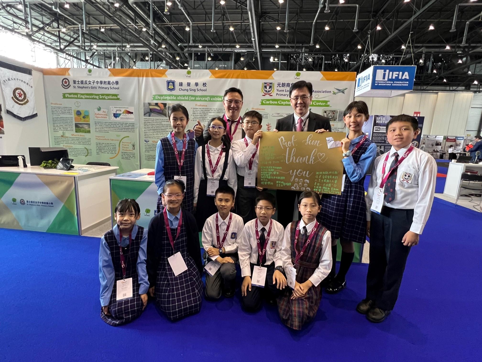 The Secretary for Innovation, Technology and Industry, Professor Sun Dong (back row, third right), toured the Geneva International Exhibition of Inventions 2023 and was pictured with student delegates in Geneva, Switzerland, yesterday (April 28, Geneva time).
