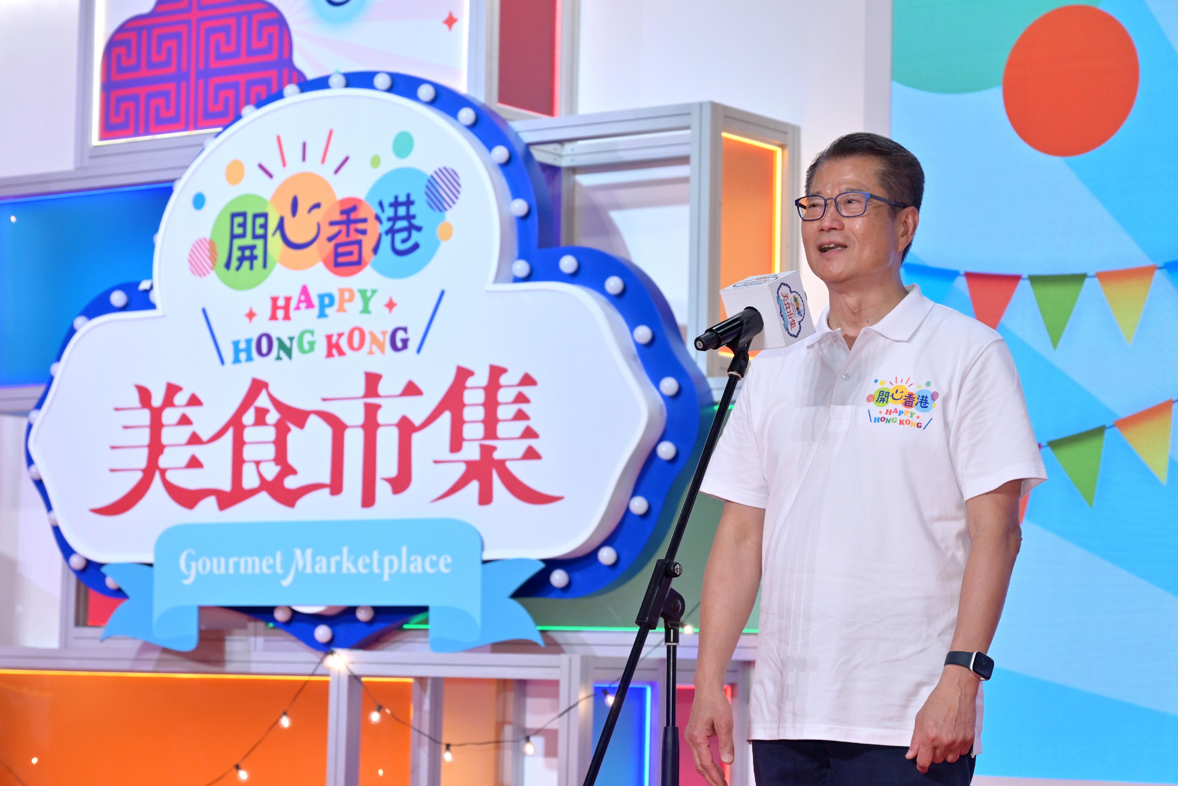 財政司司長陳茂波今日（四月二十九日）在首場「開心香港」美食巿集開幕典禮致辭。