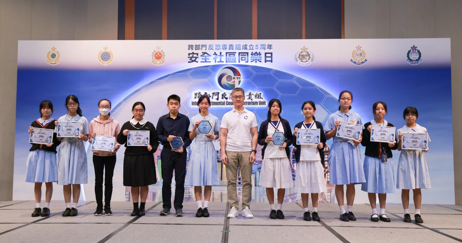 跨部門反恐專責組今日（四月二十九日）在香港科學園舉辦「安全社區同樂日」。圖示警務處處長蕭澤頤頒獎予「5周年填色/廣告設計比賽」得獎者。