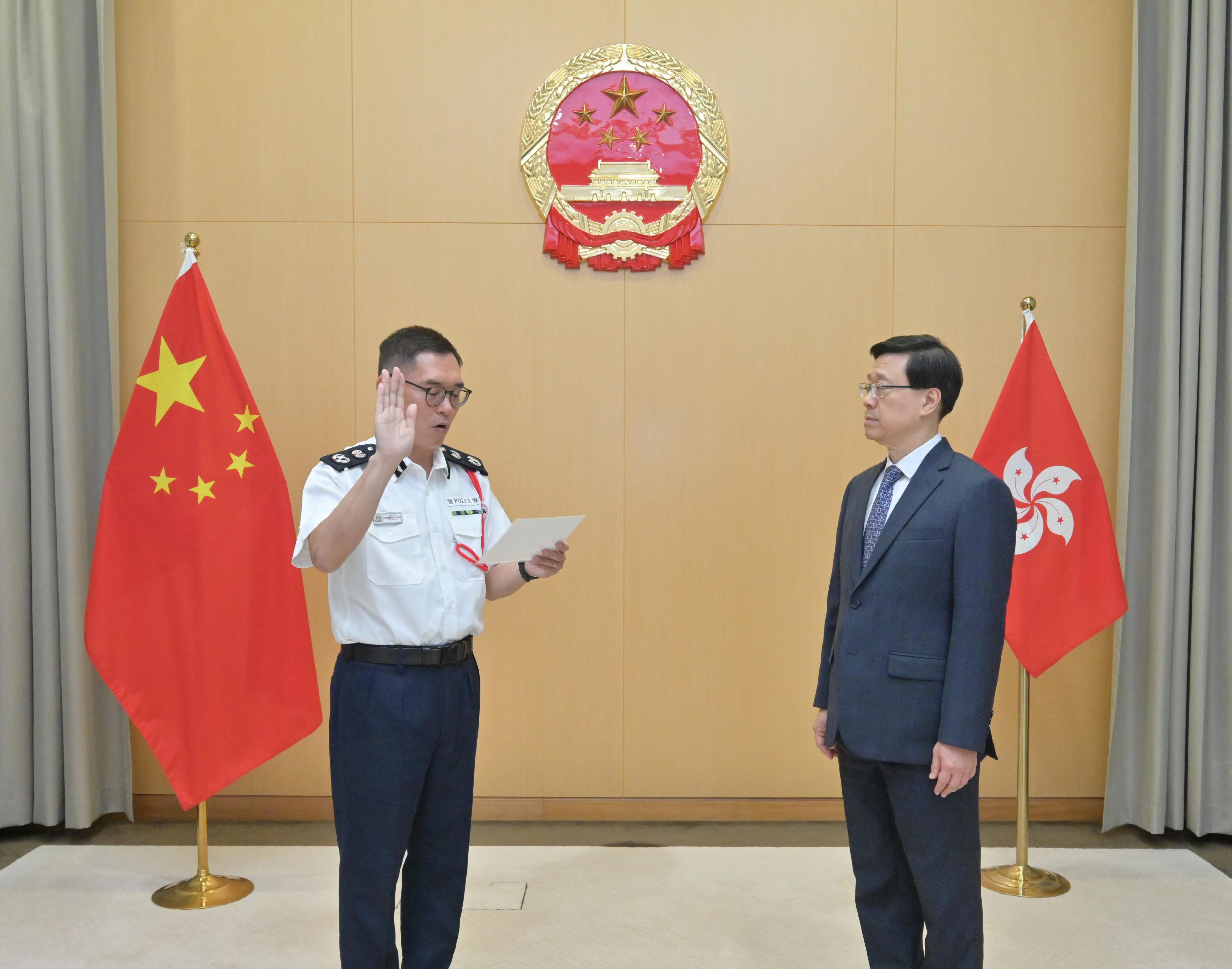 警務處副處長（國家安全）簡啟恩（左）今日（五月二日）在行政長官李家超（右）監誓下宣誓就任。