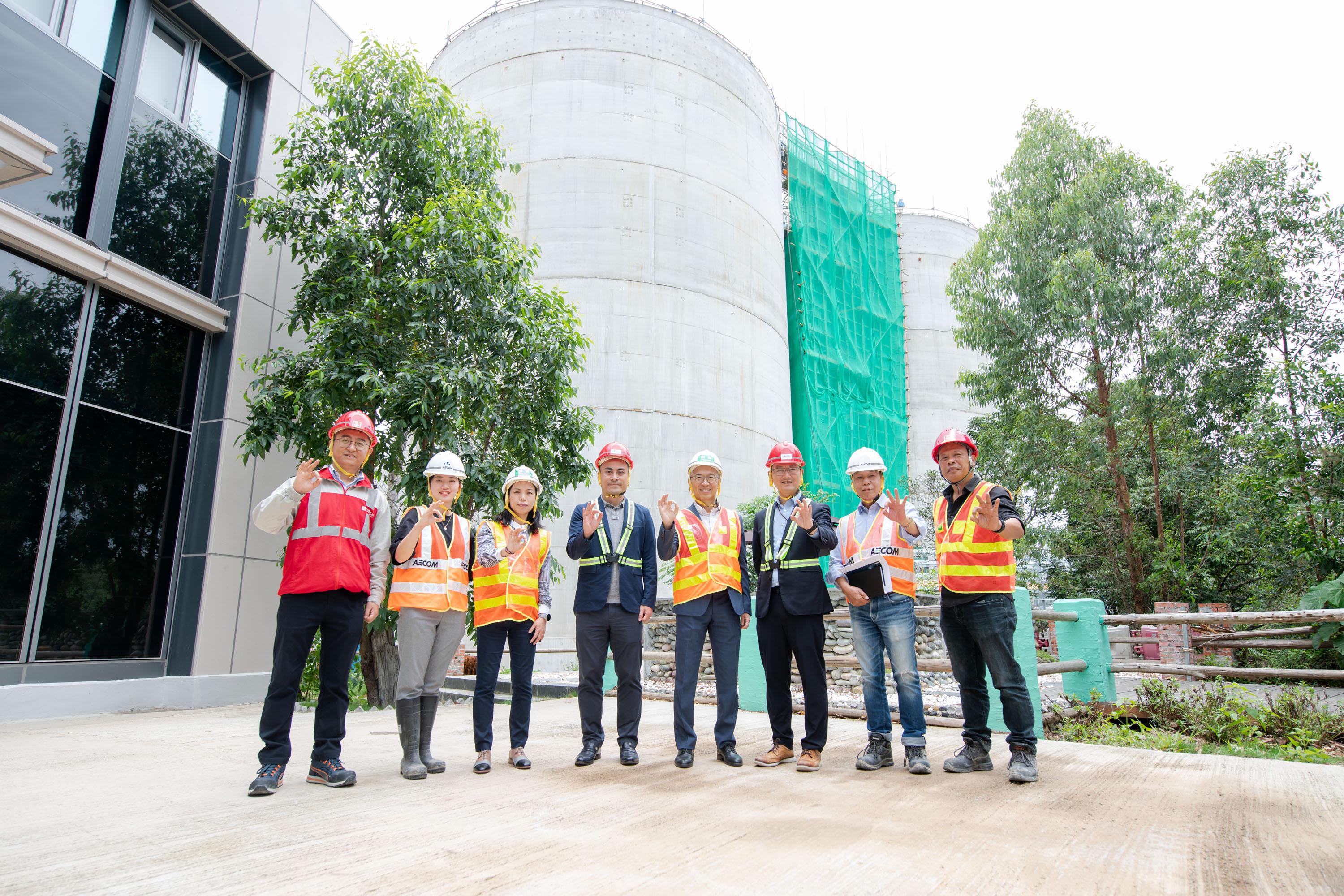 The Legislative Council (LegCo) Subcommittee to Study Policy Issues Relating to Municipal Solid Waste Charging, Recovery and Recycling visited the two Organic Resources Recovery Centres of the Environmental Protection Department today (May 2). Photo shows LegCo Members posing for a group photo with representatives of the Environmental Protection Department at the Organic Resources Recovery Centre Phase 2 (O·PARK2).