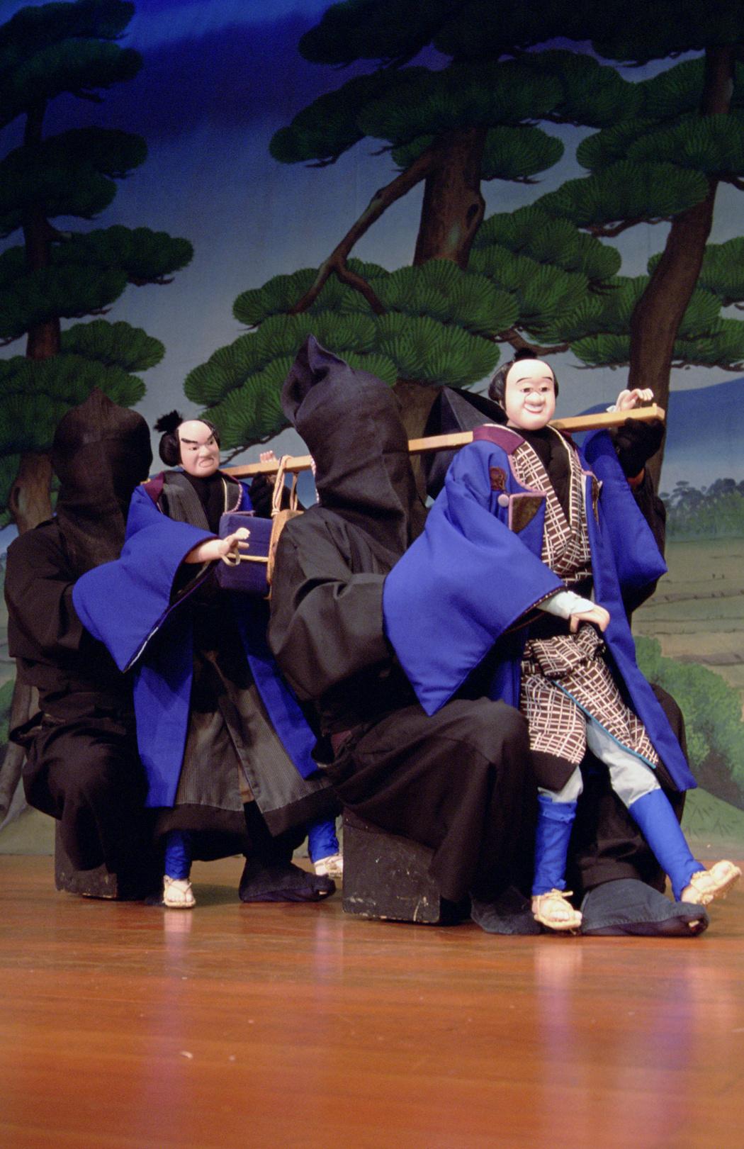 The Leisure and Cultural Services Department will present the puppetry performance "Hachioji Kuruma Ningyo" by the Koryu Nishikawa Troupe in June. Photo shows a scene from "Yajisan and Kitasan" (Excerpts).
