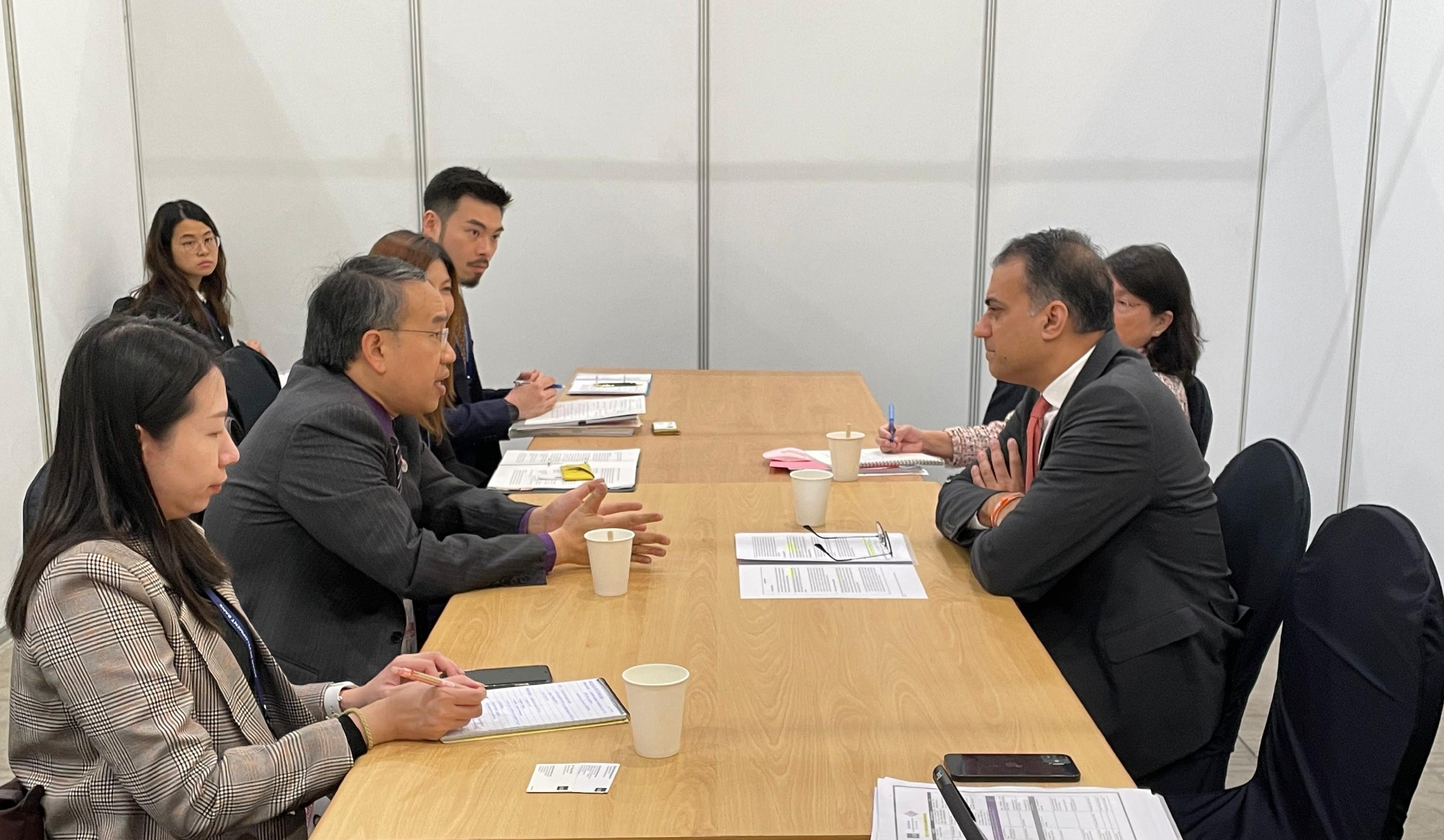 財經事務及庫務局局長繼續在韓國仁川出席亞洲開發銀行第五十六屆理事會年會。圖示許正宇（左二）昨日（五月三日）與亞洲開發銀行副行長Ahmed Saeed（右一）會晤。