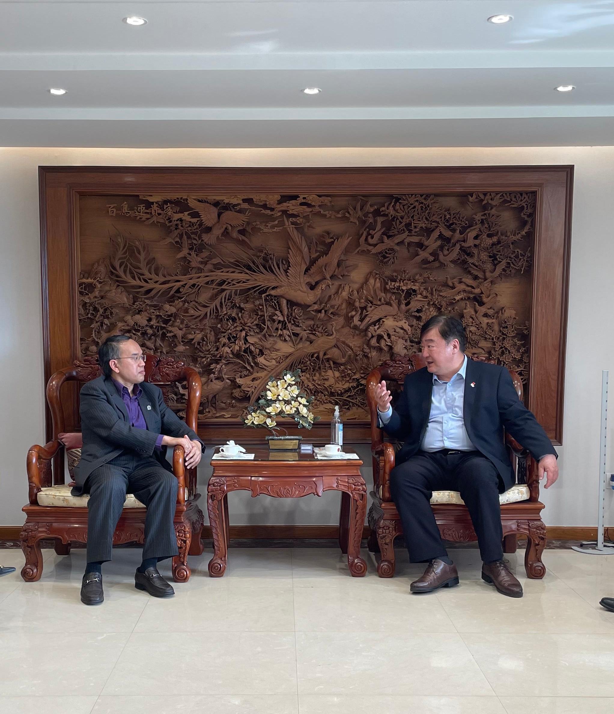 財經事務及庫務局局長繼續在韓國仁川的訪問行程。圖示許正宇（左）昨日（五月三日）禮節性拜會中國駐韓國大使邢海明（右）。
