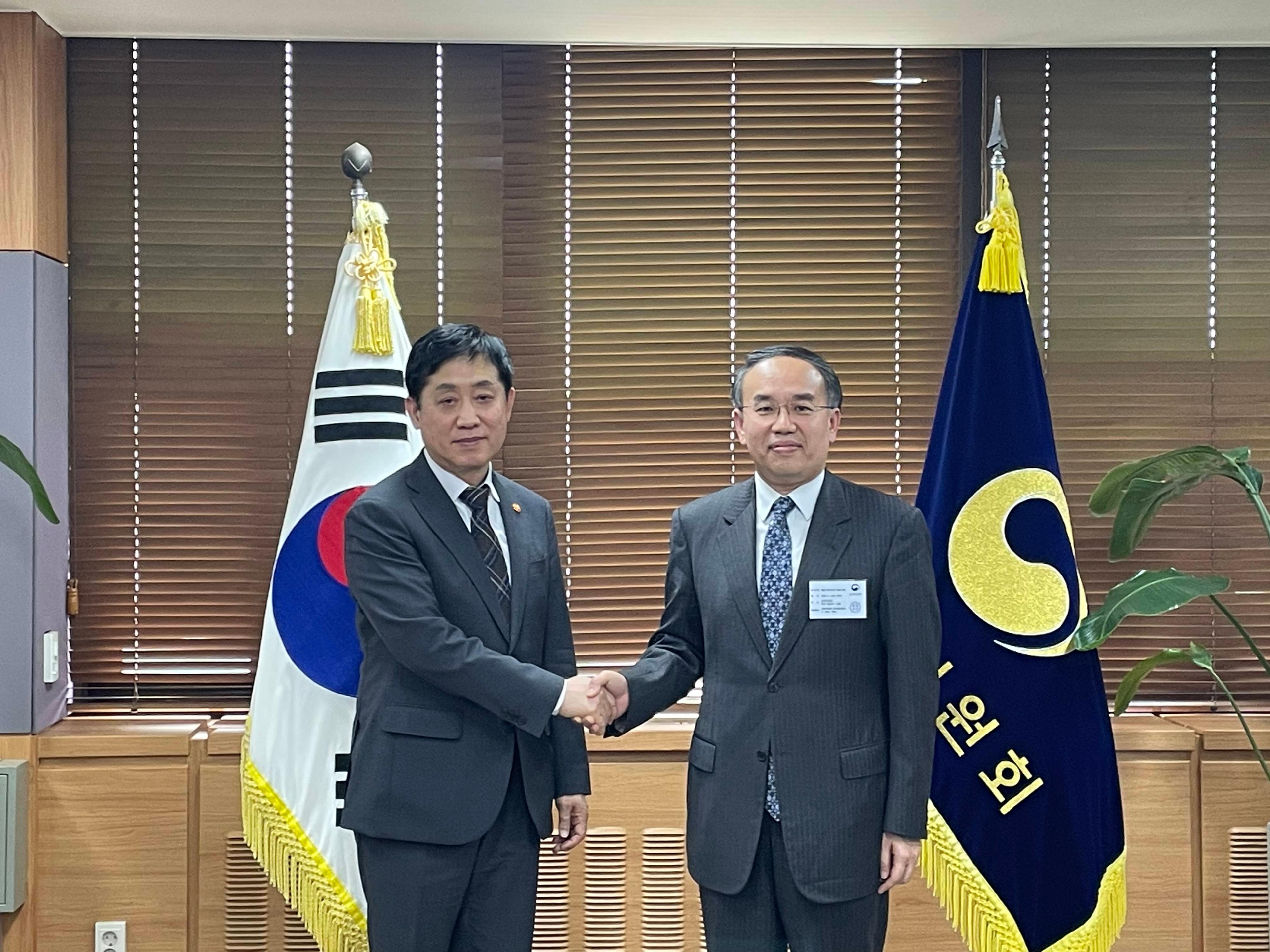 財經事務及庫務局局長許正宇今日（五月四日）繼續在韓國仁川的訪問行程。圖示許正宇（右）與韓國金融委員會委員長金周顯（左）會面。



