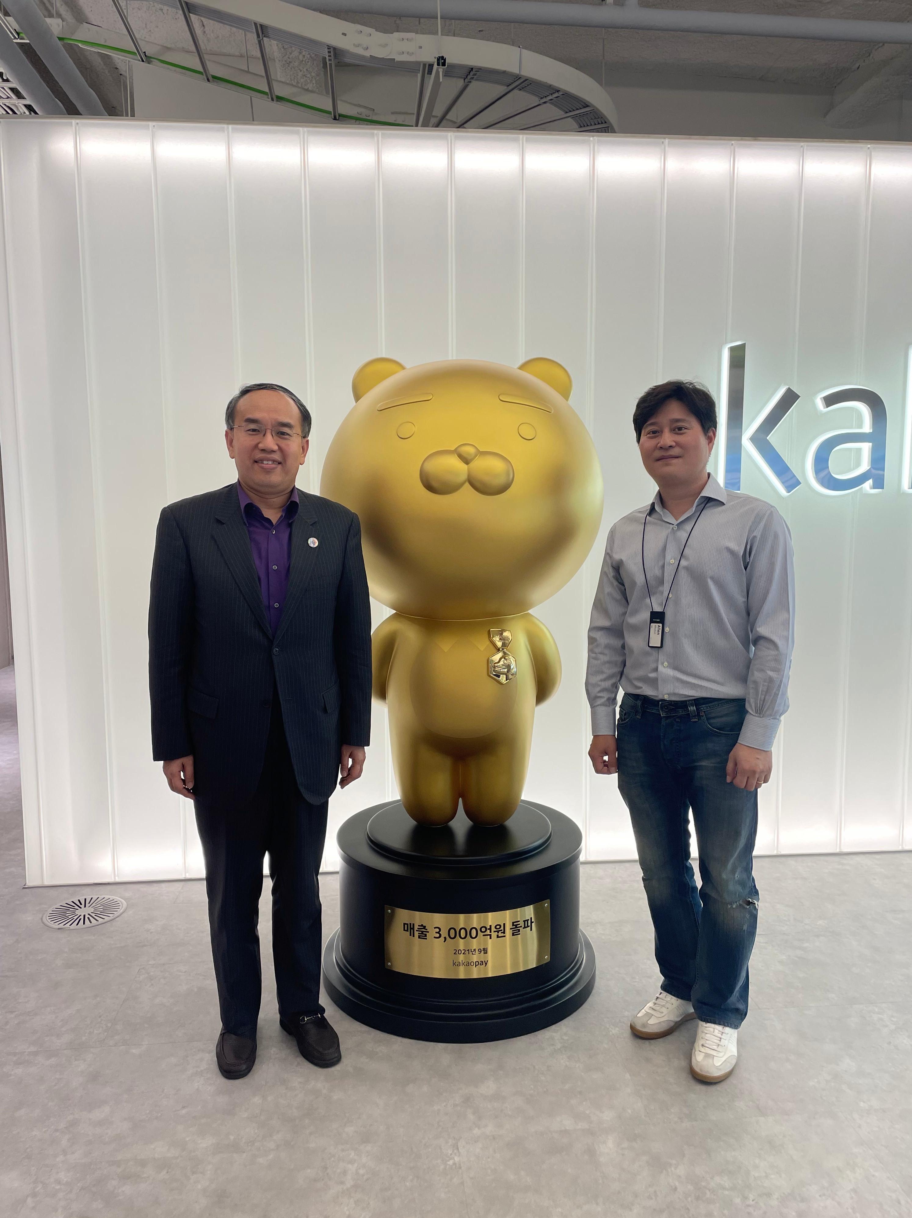 The Secretary for Financial Services and the Treasury, Mr Christopher Hui, continued his visit to Incheon, Korea. Photo shows Mr Hui (left) meeting with the Chief Executive Officer of Kakao Pay, Mr Shin Won-keun (right), yesterday (May 3).