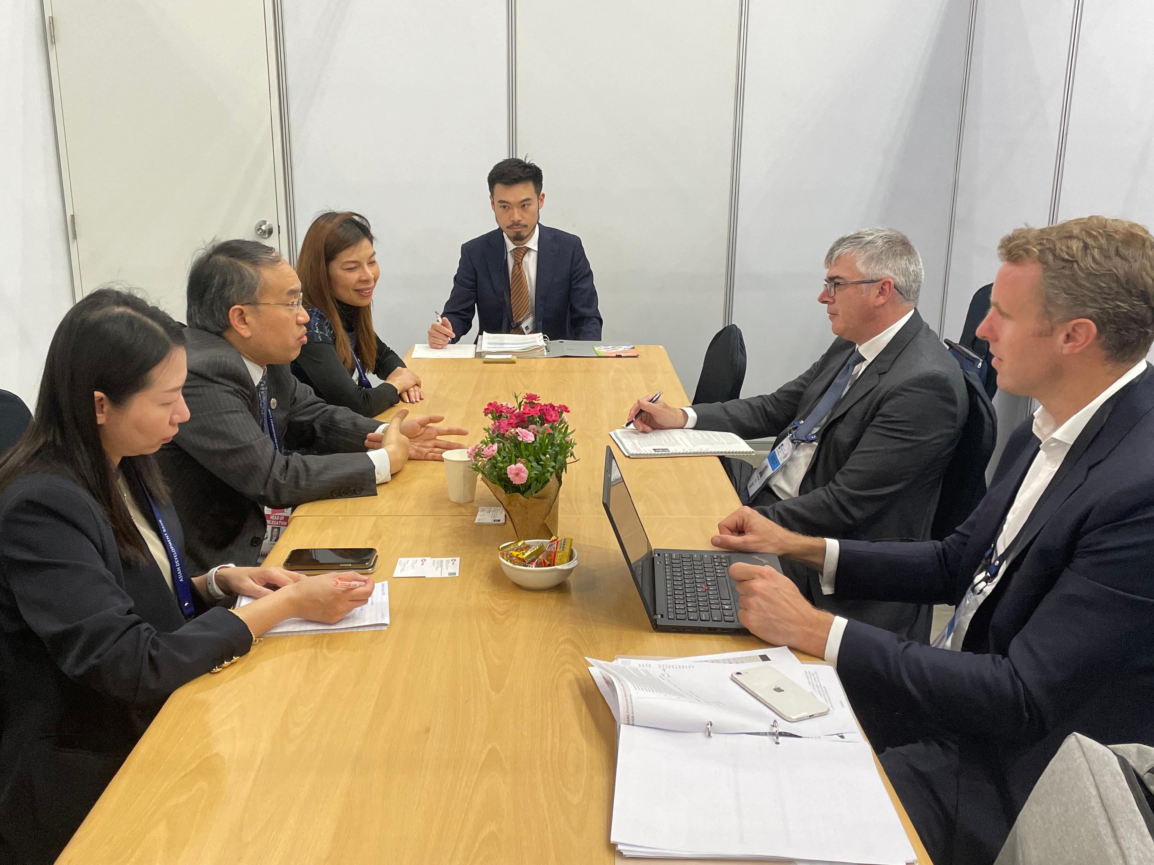 The Secretary for Financial Services and the Treasury, Mr Christopher Hui, continued his visit in Incheon, Korea, today (May 4). Photo shows Mr Hui (second left) meeting with Co-Head of Institutional Client Group and the Global Head of Public Sector Banking of HSBC Mr Michael Ellam (second right). Looking on is the Principal Hong Kong Economic and Trade Representative, Tokyo, Miss Winsome Au (third left).