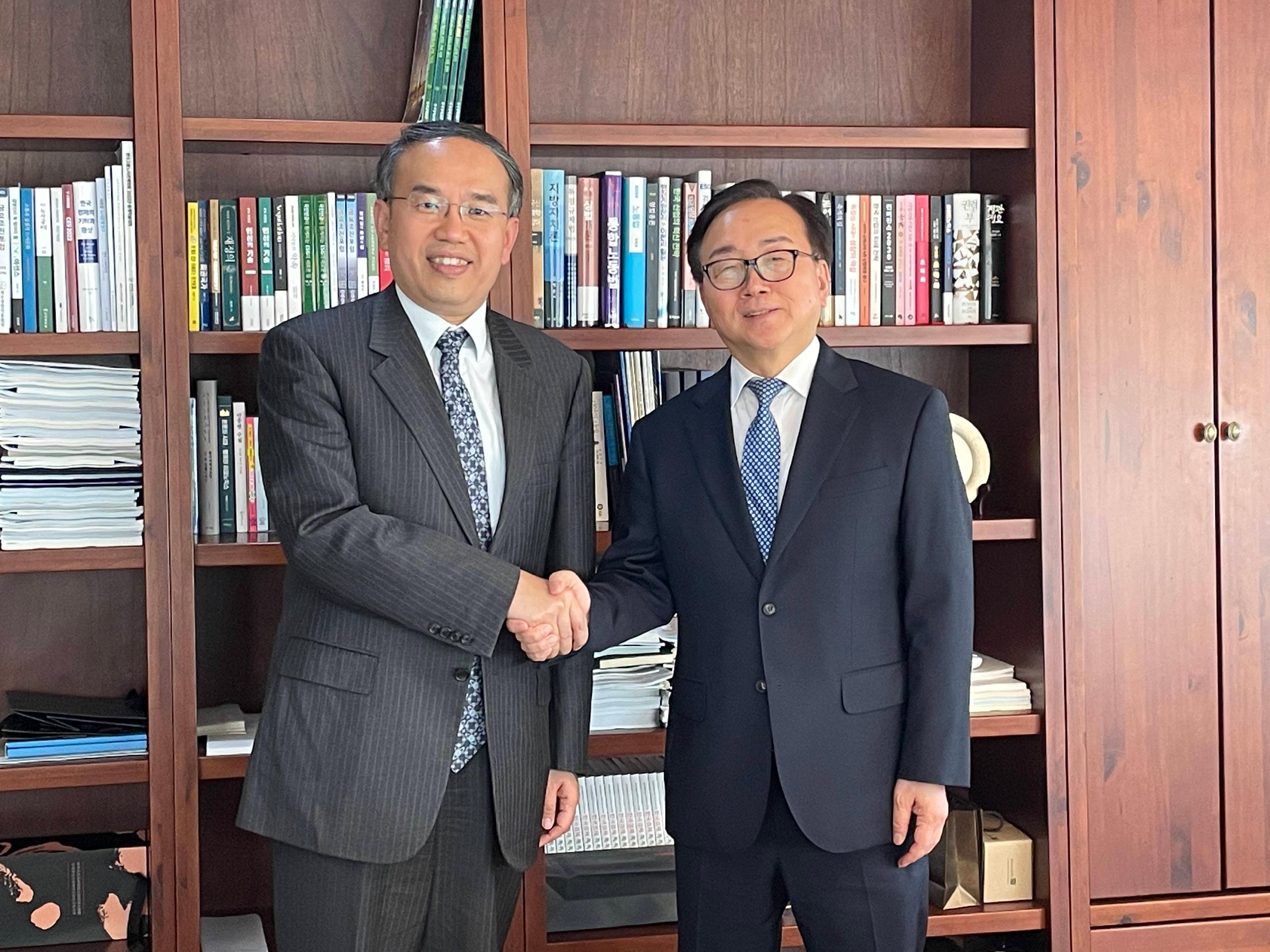 The Secretary for Financial Services and the Treasury, Mr Christopher Hui, continued  his visit in Incheon, Korea, today (May 4). Photo shows Mr Hui (left) meeting with the Executive Vice Chairman of Korea Enterprises Federation, Mr Lee Dong-geun (right).