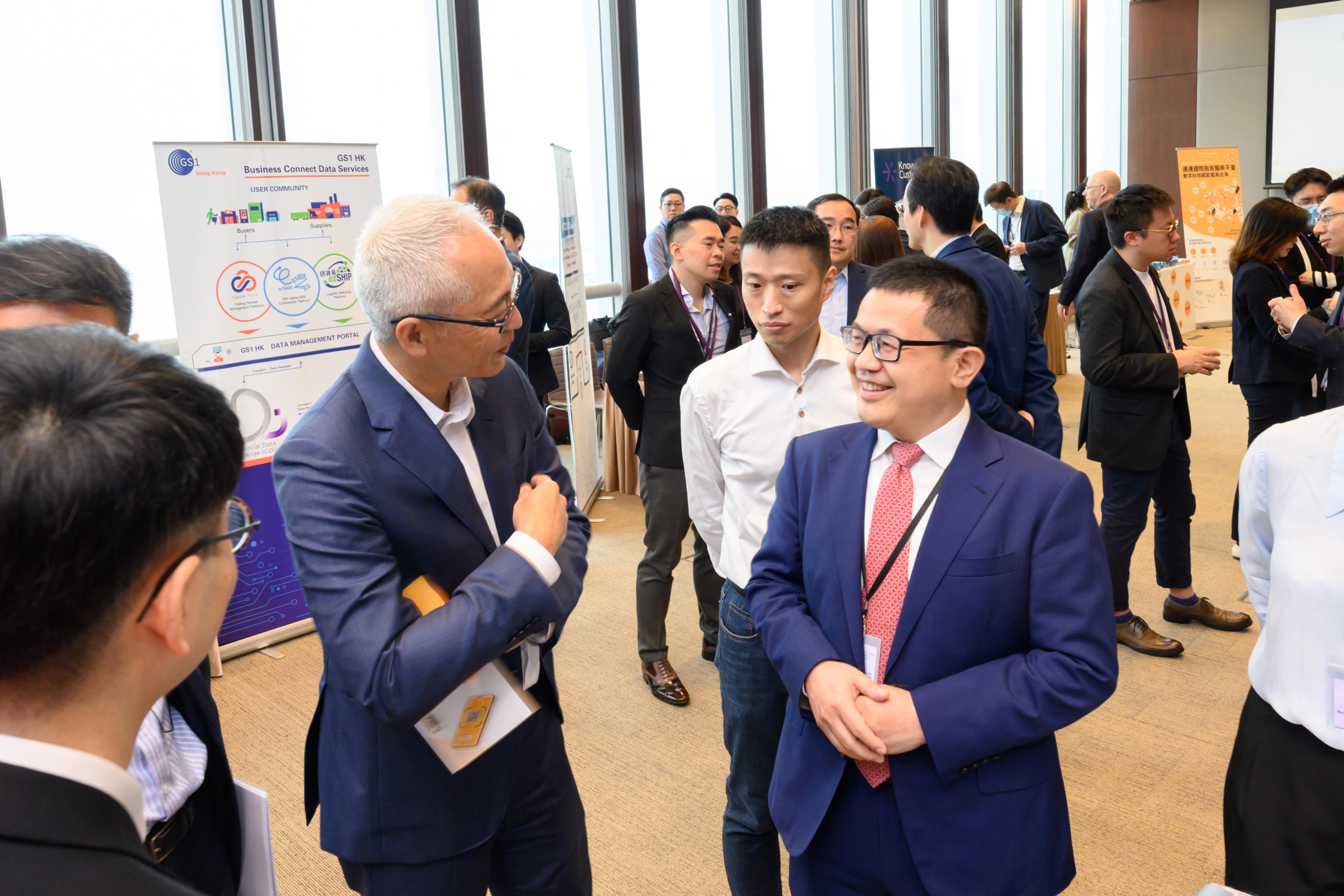 Deputy Chief Executive of the Hong Kong Monetary Authority Mr Howard Lee (left) visits the booths set up by various data analytics service providers and data providers at the Data Summit today (May 4).
