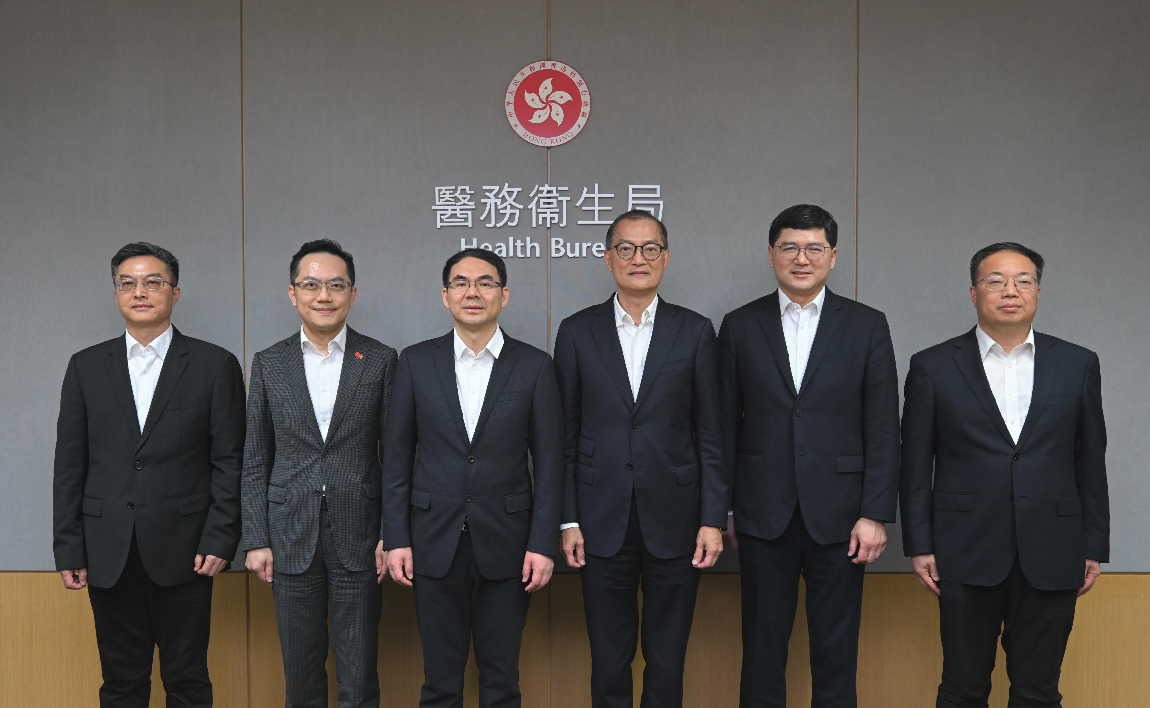 The Secretary for Health, Professor Lo Chung-mau, met with a delegation from the People’s Government of Guangzhou Municipality at the Central Government Offices today (May 4). Photo shows Professor Lo (third right); the Vice-Mayor of the People’s Government of Guangzhou Municipality and Director General of Guangzhou Municipal Health Commission, Mr Lai Zhihong (third left); the Director of Health, Dr Ronald Lam (second left); the Chief Executive of the Hospital Authority, Dr Tony Ko (second right), and other attendees.