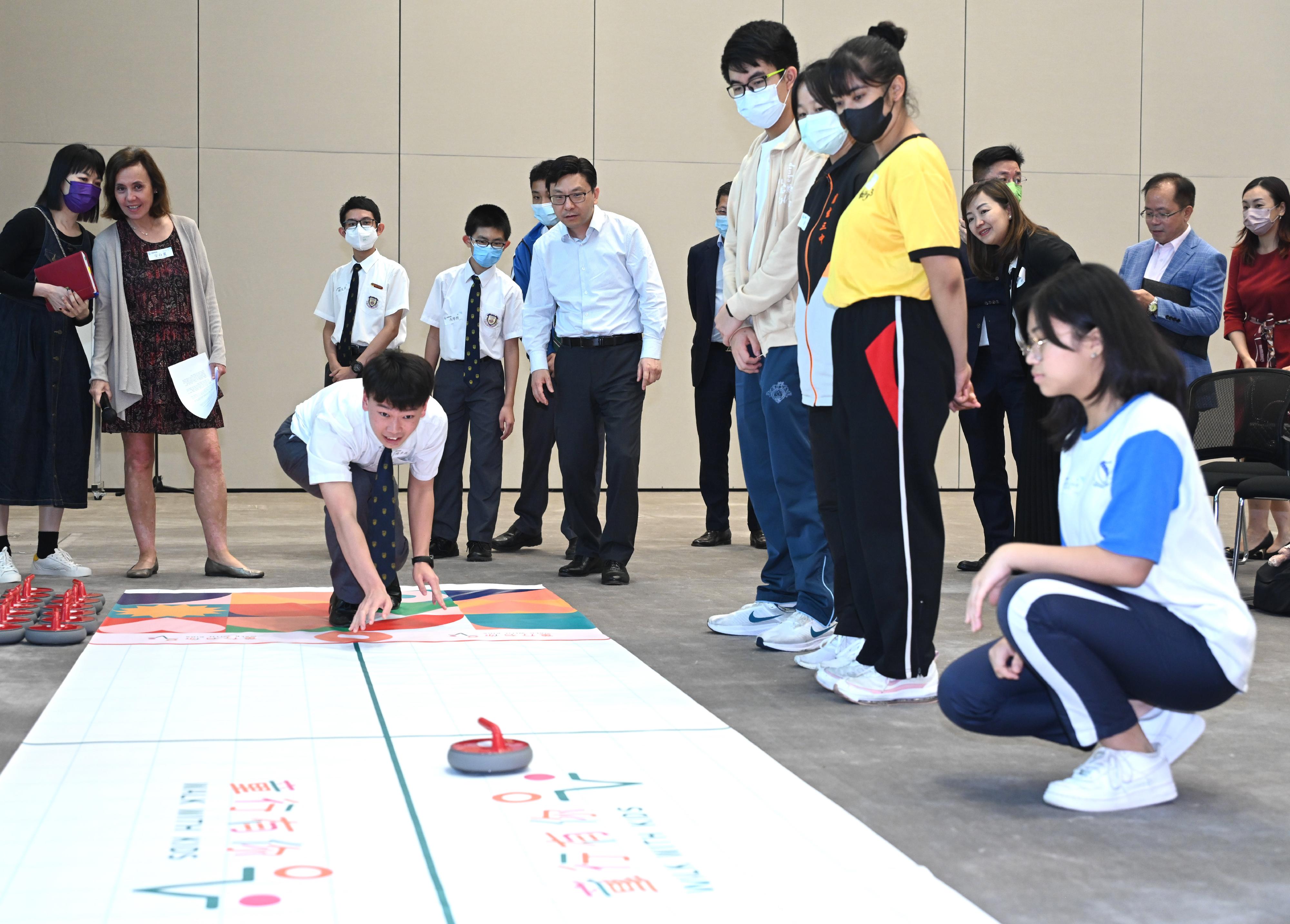The Commission on Children (CoC) today (May 5) held an engagement session for collecting views of children and relevant stakeholders on the challenges of resuming normal school life after the COVID-19 epidemic. Photo shows the Secretary for Labour and Welfare and Vice-chairperson of the CoC, Mr Chris Sun (standing, fifth left), observing a student in a game.