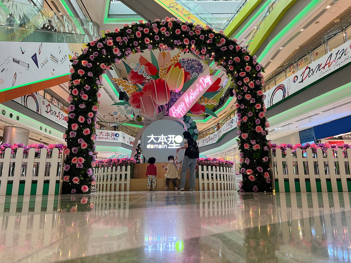 The Hong Kong Housing Authority will launch a promotion in its regional shopping centre at Domain, Yau Tong, for Mother's Day to express gratitude to mothers and boost patronage. Photo shows the rose arch decoration for Mother's Day at the atrium of the shopping mall.
