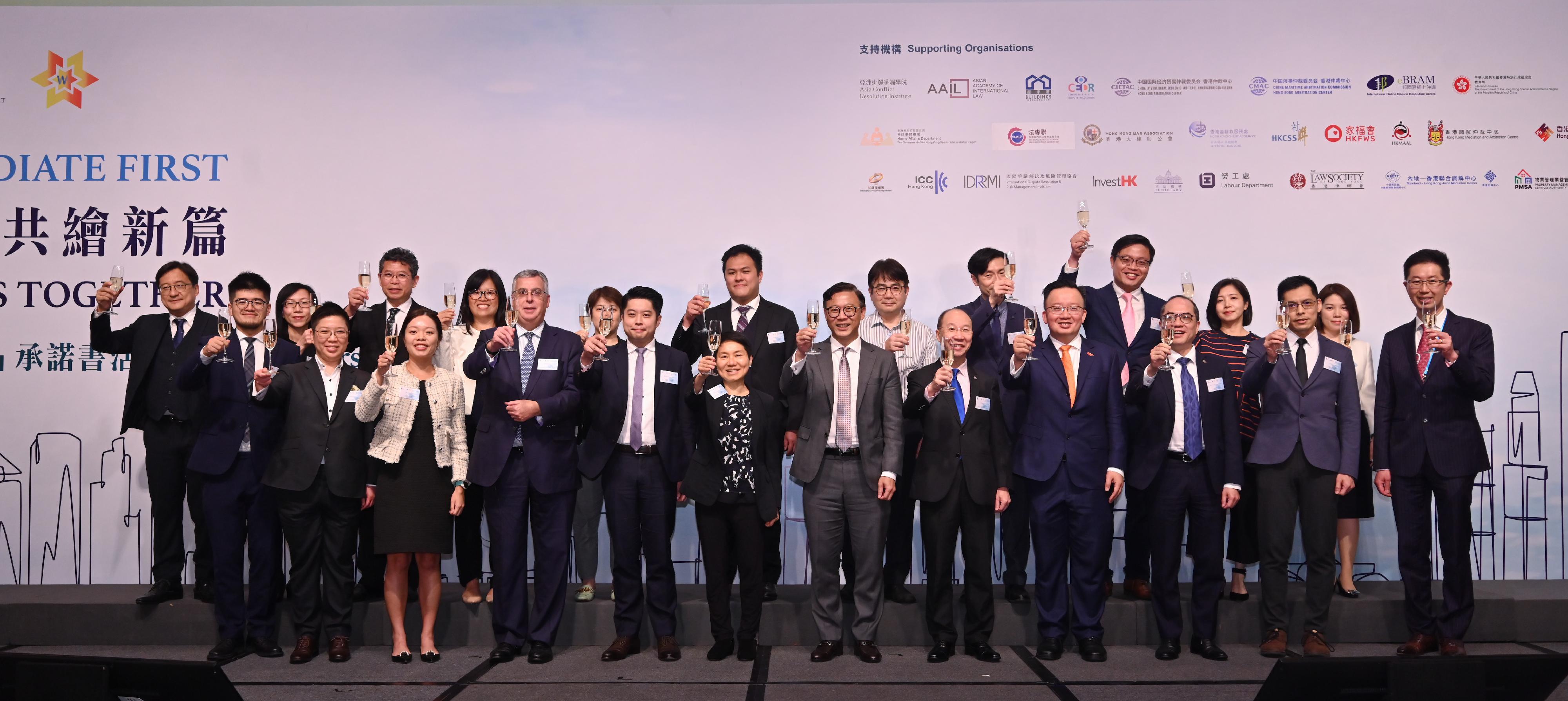 The biennial "Mediate First" Pledge Event organised by the Department of Justice (DoJ) was held today (May 5). Photo shows the Deputy Secretary for Justice, Mr Cheung Kwok-kwan (front row, sixth right), the Law Officer (Civil Law) of the DoJ, Ms Christina Cheung (front row, sixth left), and representatives of supporting organisations proposing a toast.
