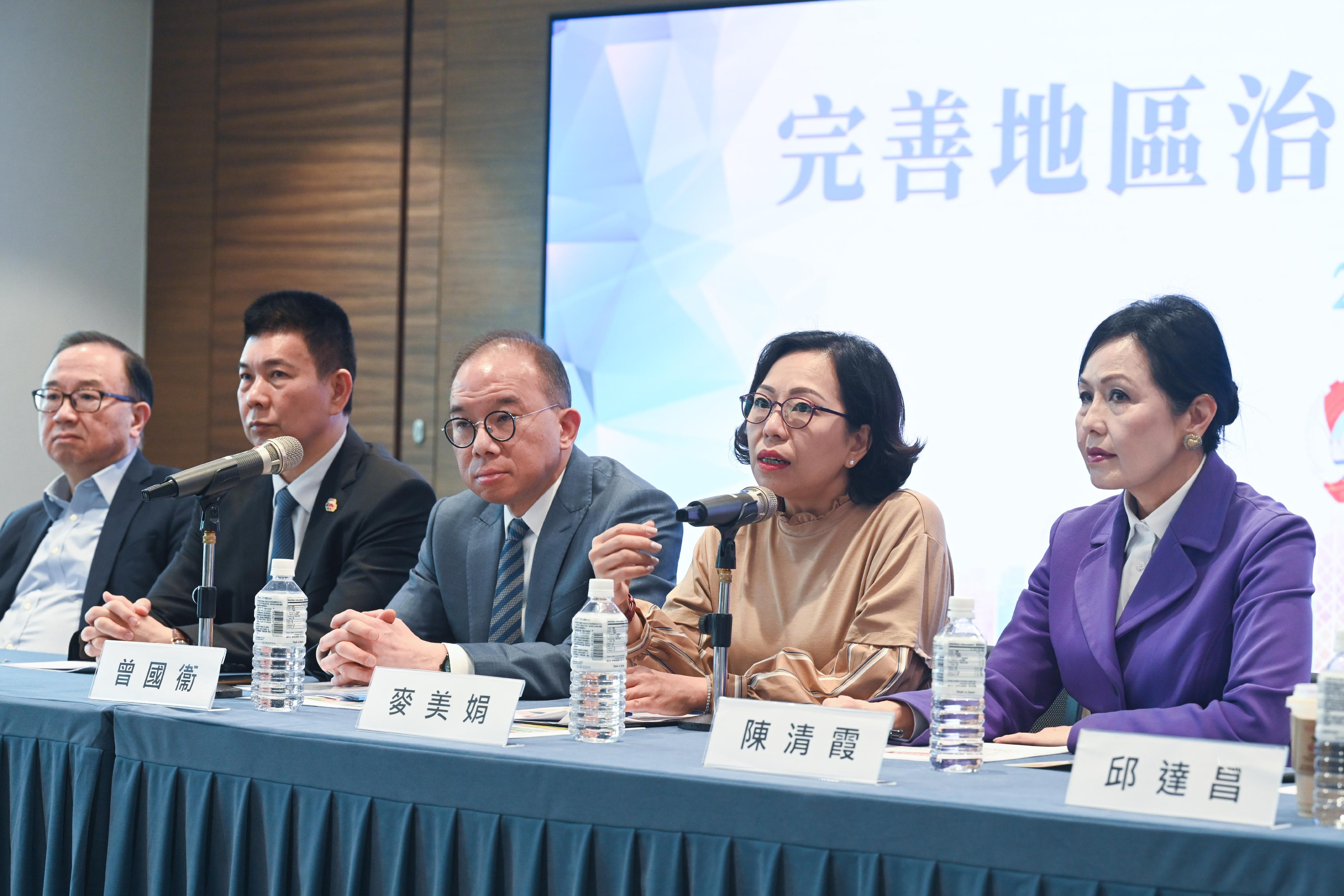 The Secretary for Constitutional and Mainland Affairs, Mr Erick Tsang Kwok-wai, (third left), and the Secretary for Home and Youth Affairs, Miss Alice Mak, (fourth left), this morning (May 5) chaired a briefing session to highlight the benefits of the proposals on improving governance at the district level to Hong Kong deputies to the National People's Congress and Hong Kong members of the Chinese People's Political Consultative Conference.