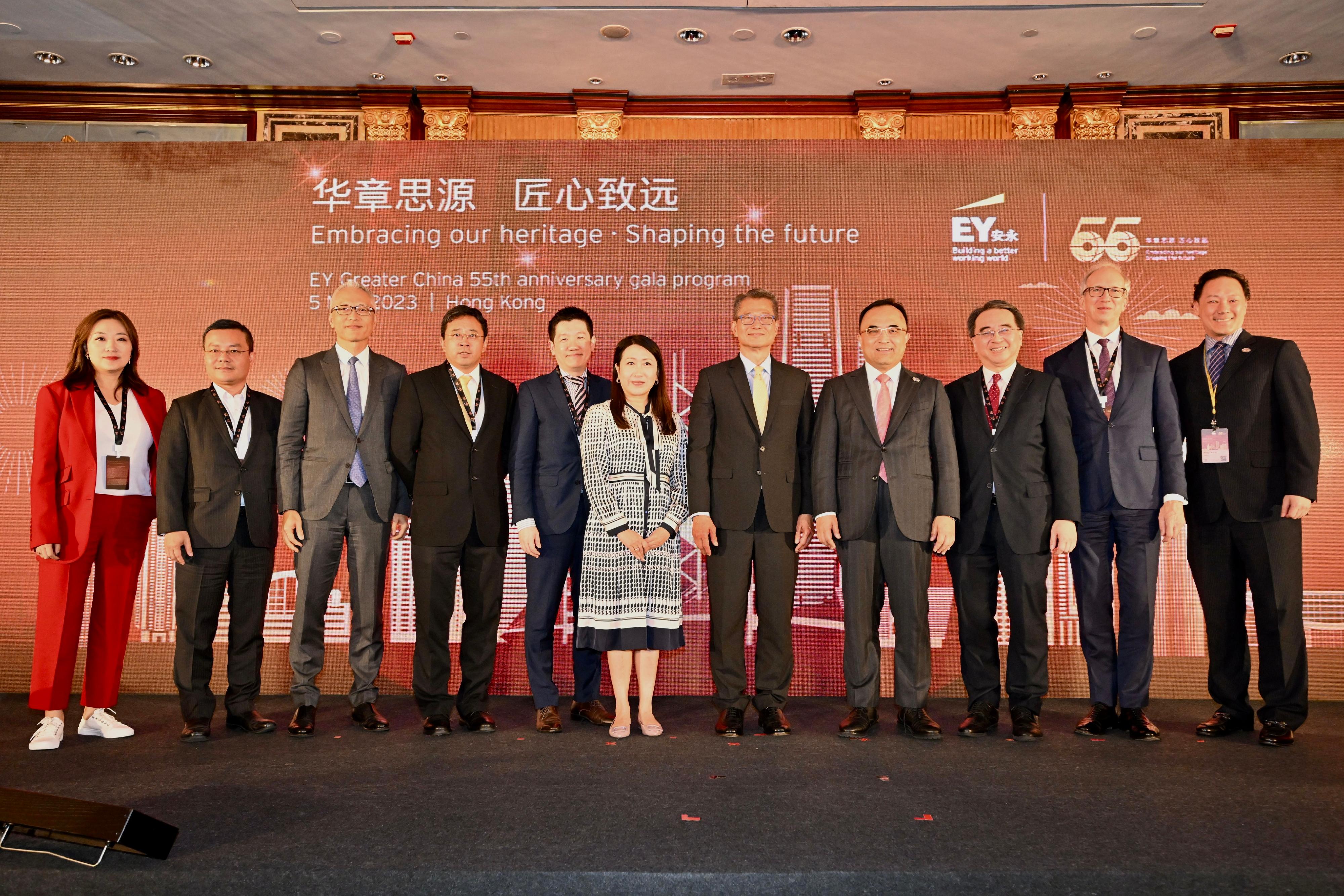 The Financial Secretary, Mr Paul Chan, attended the Ernst & Young (EY) Greater China Economics Forum today (May 5). Photo shows Mr Chan (fifth right); the Chairman of EY China and Regional Managing Partner of EY Greater China, Mr Jack Chan (fourth right), and other guests at the forum.
