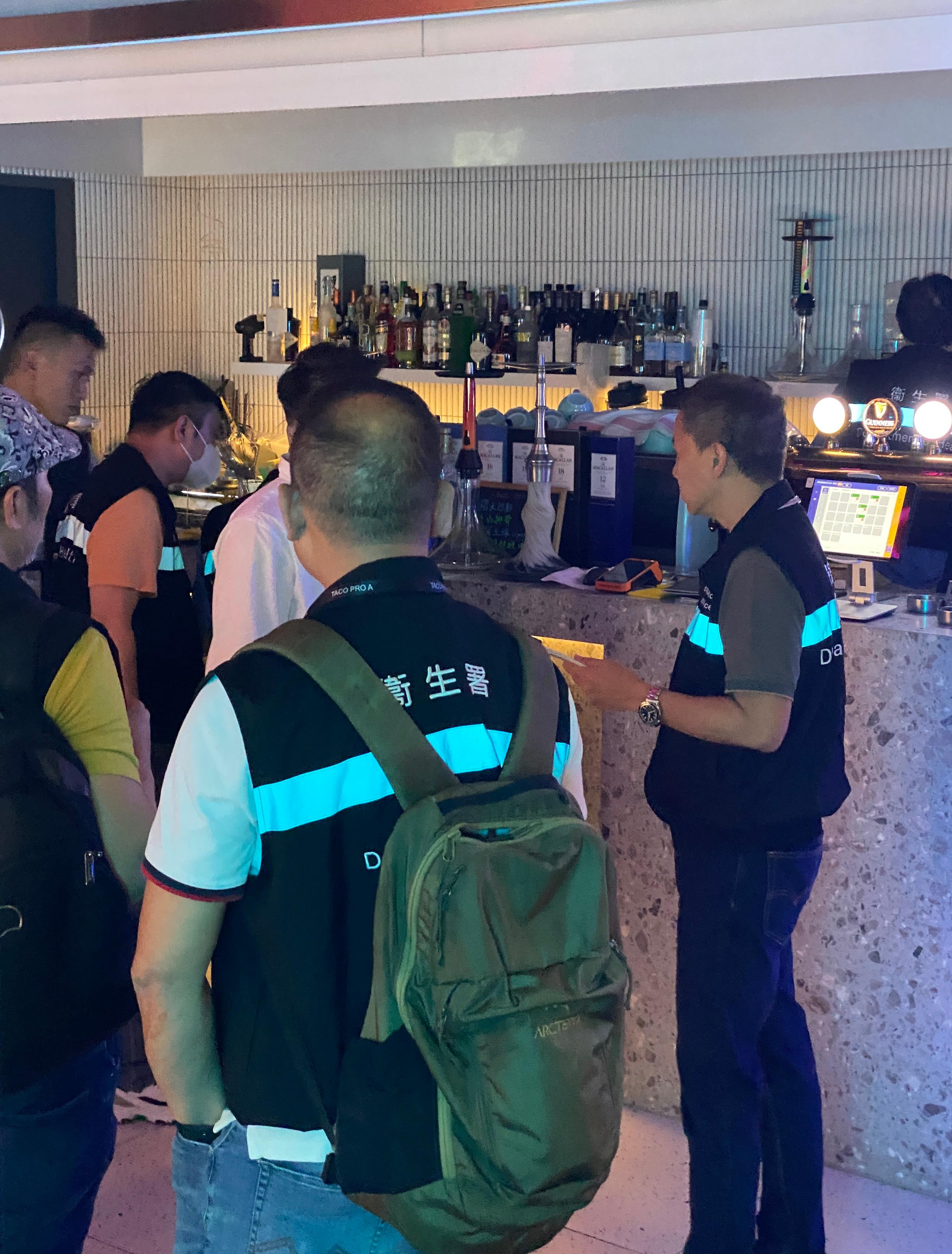 The Tobacco and Alcohol Control Office of the Department of Health conducted a joint operation with the Police against illegal waterpipe smoking activities in no smoking areas in Tsim Sha Tsui last night (May 5). Photo shows law enforcement officers taking enforcement actions at a bar in Tsim Sha Tsui.