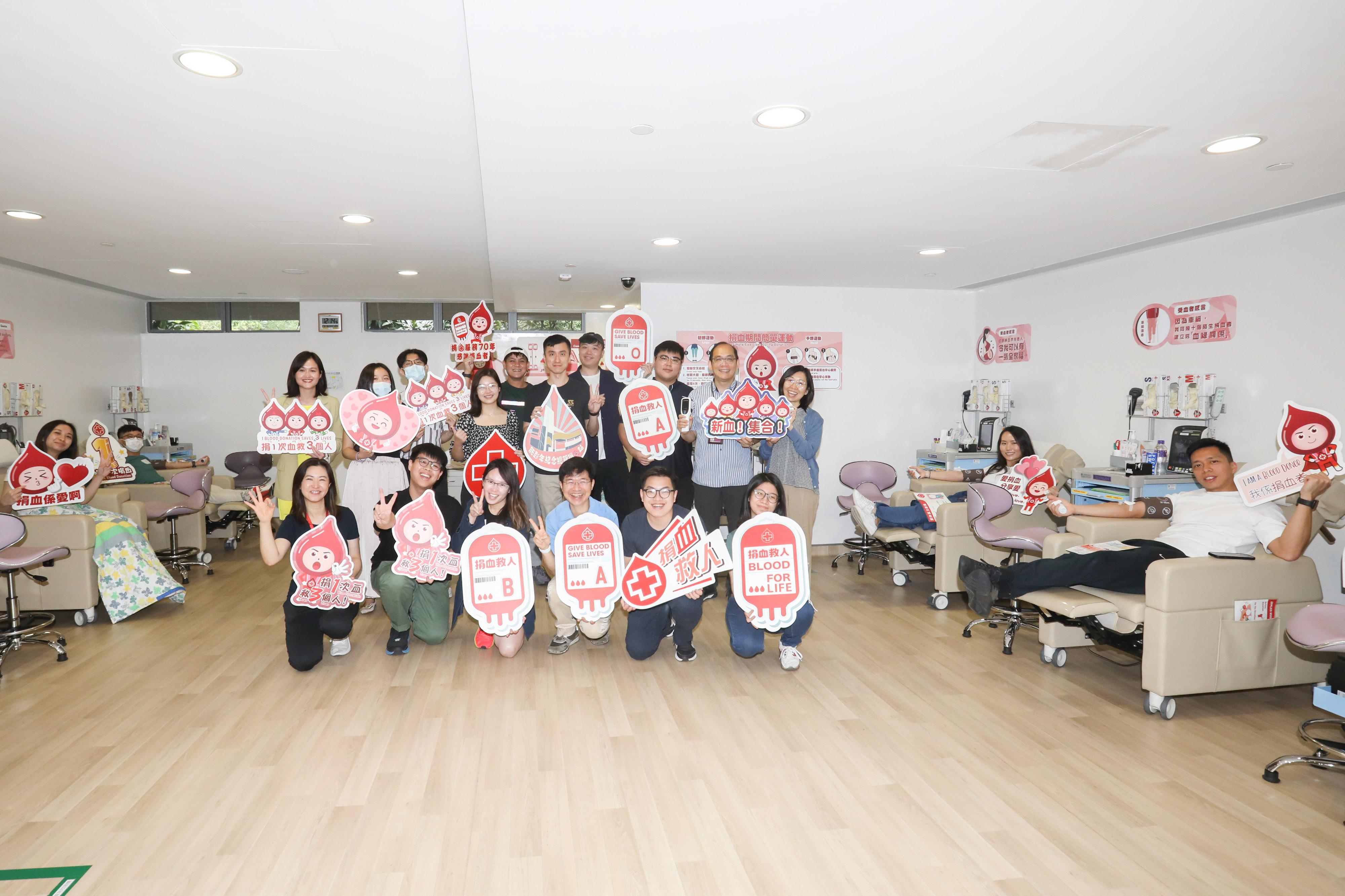 香港紅十字會輸血服務中心今日（五月六日）邀請民政及青年事務局一班「YDC青年大使」（青年大使）參與「捐血見學團」。圖示一眾青年大使在總部捐血站身體力行支持捐血。